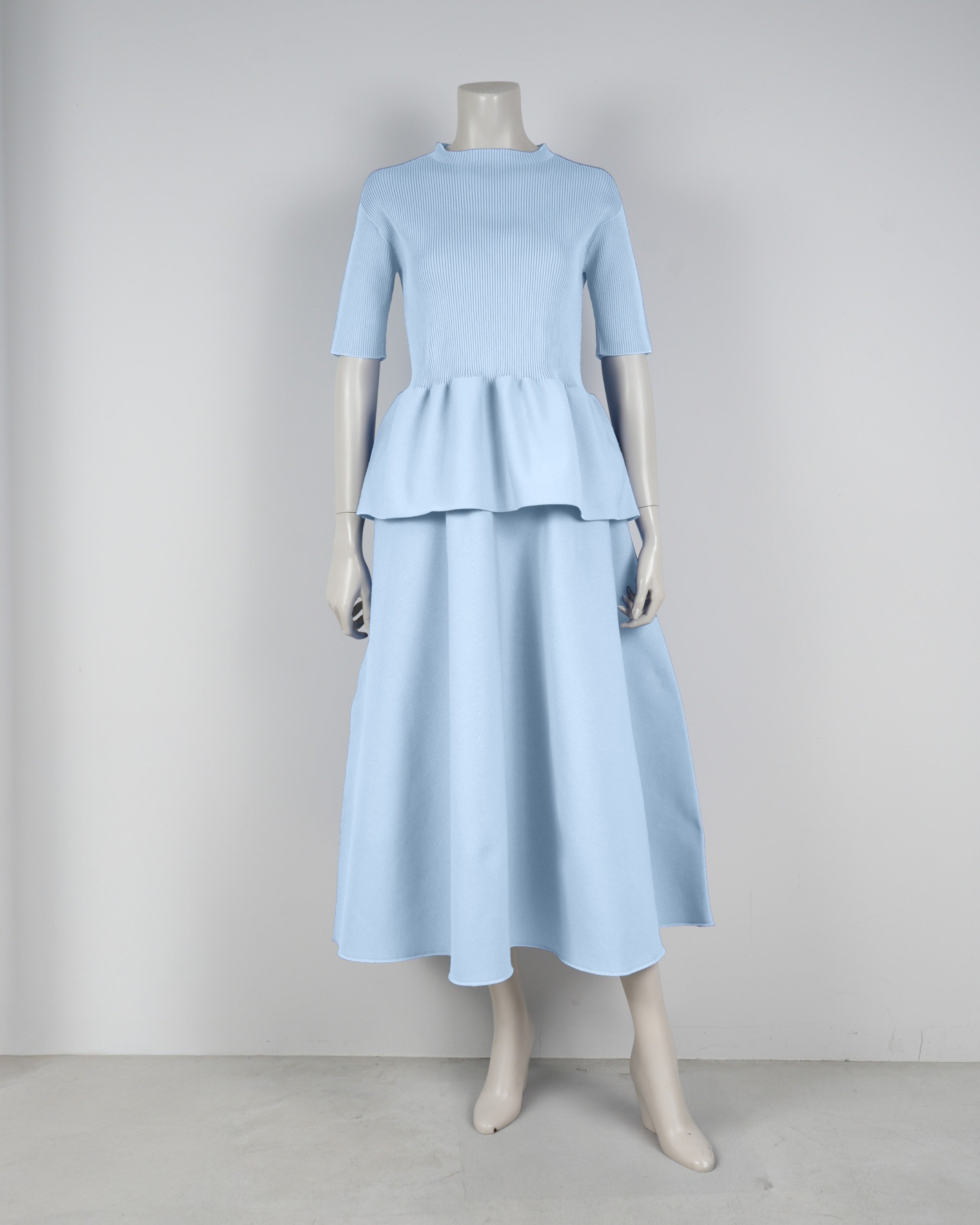 Short-sleeved peplum pullover x draped skirt