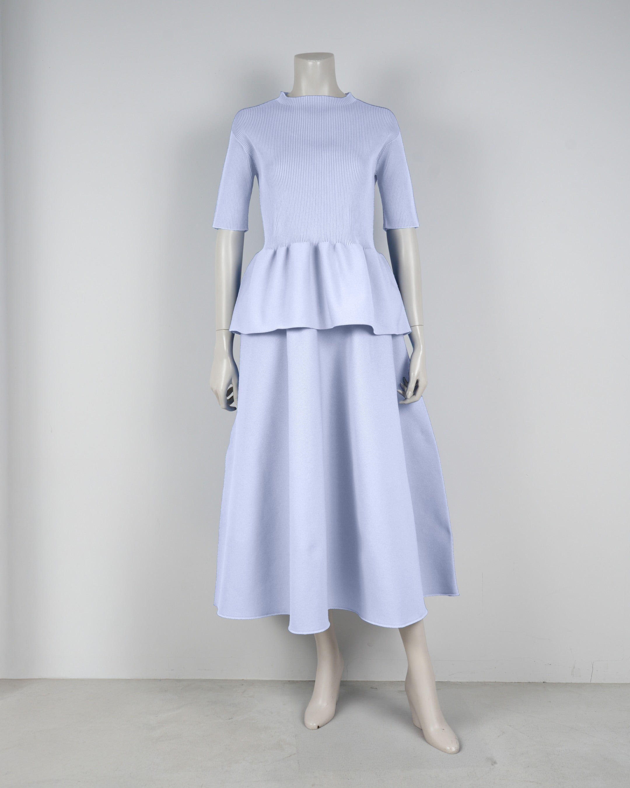 Short-sleeved peplum pullover x draped skirt
