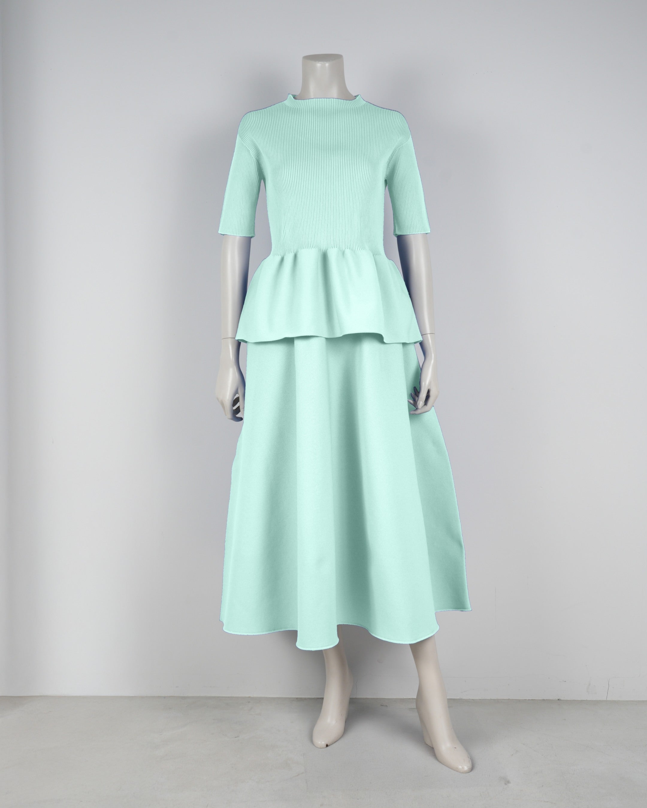 Short-sleeved peplum pullover x draped skirt