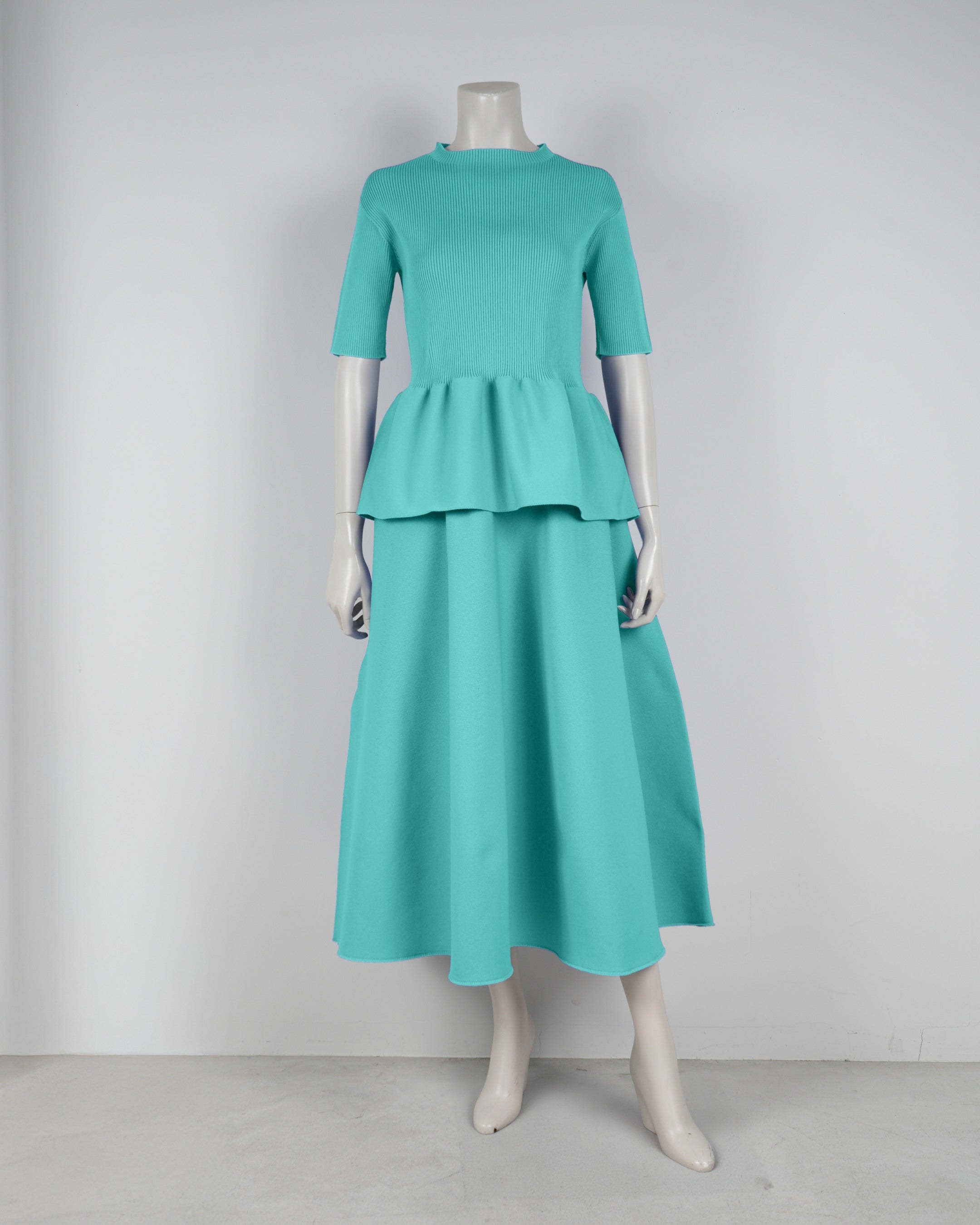 Short-sleeved peplum pullover x draped skirt