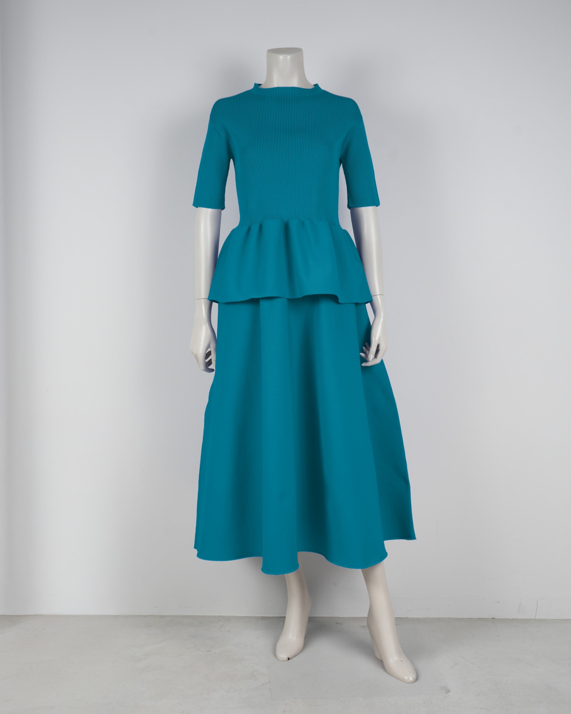Short-sleeved peplum pullover x draped skirt