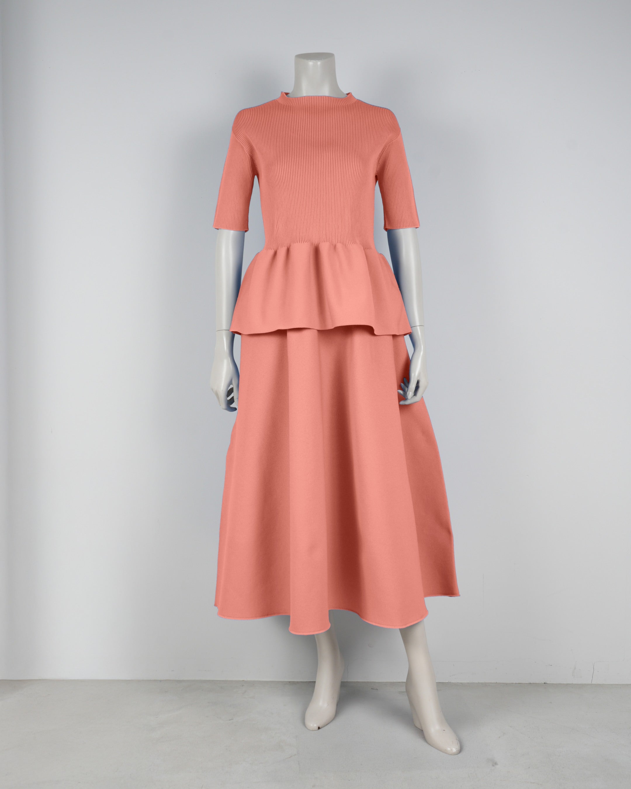 Short-sleeved peplum pullover x draped skirt
