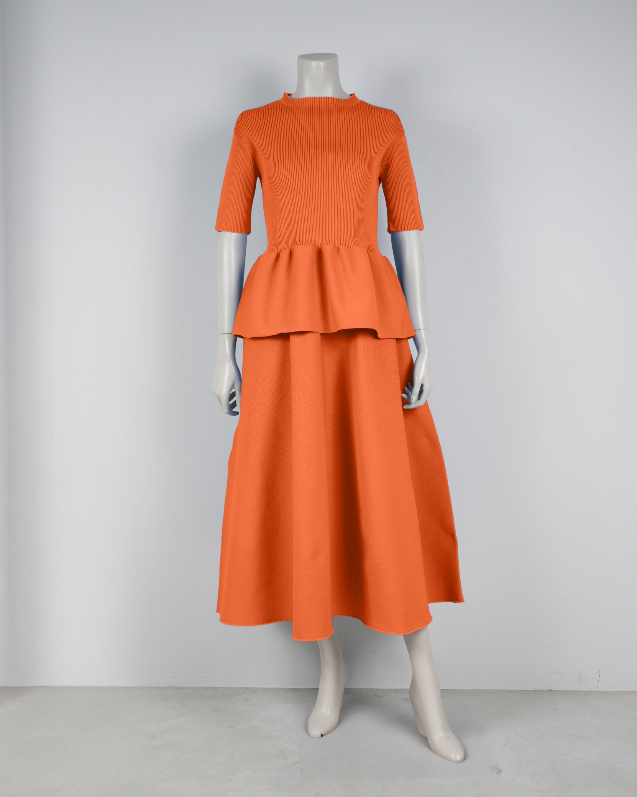 Short-sleeved peplum pullover x draped skirt