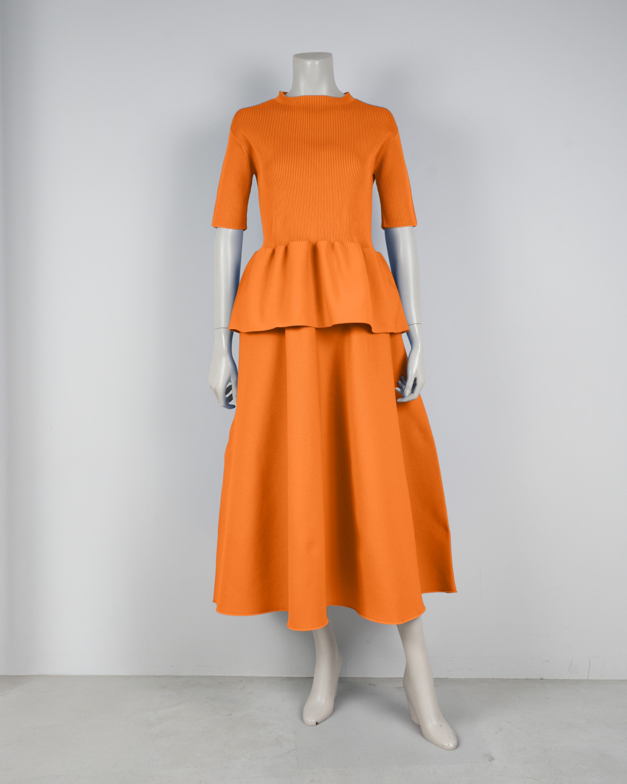 Short-sleeved peplum pullover x draped skirt