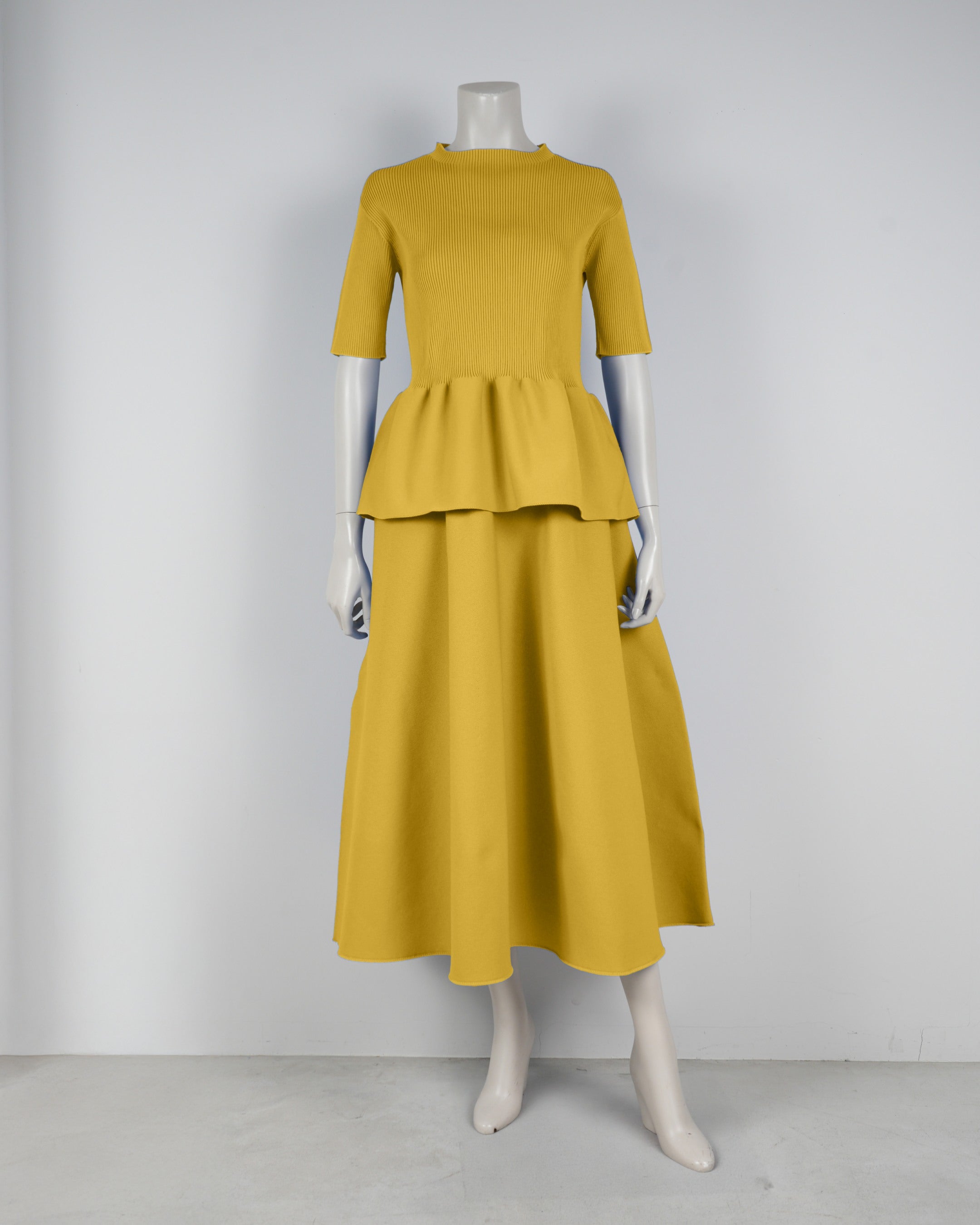 Short-sleeved peplum pullover x draped skirt