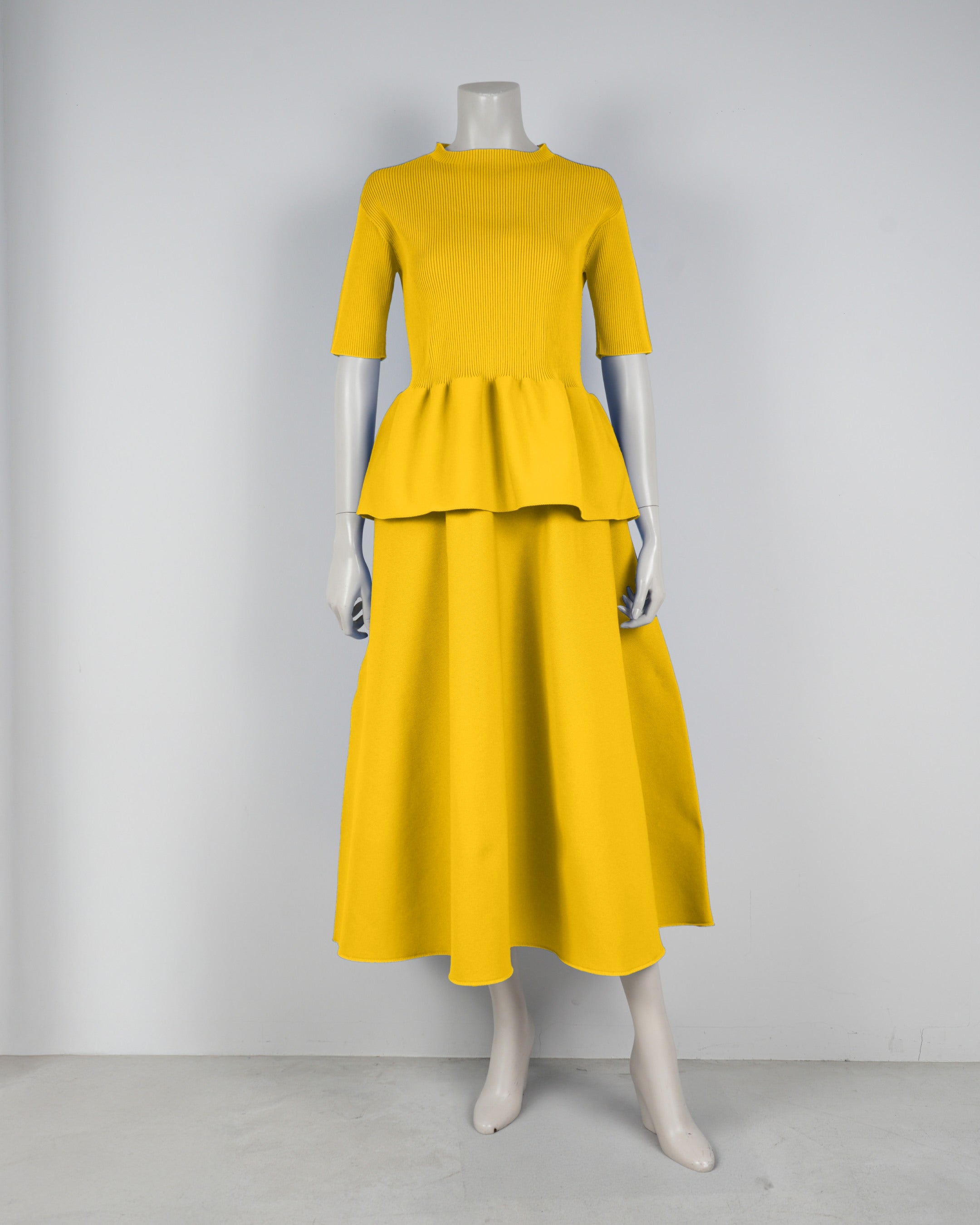 Short-sleeved peplum pullover x draped skirt