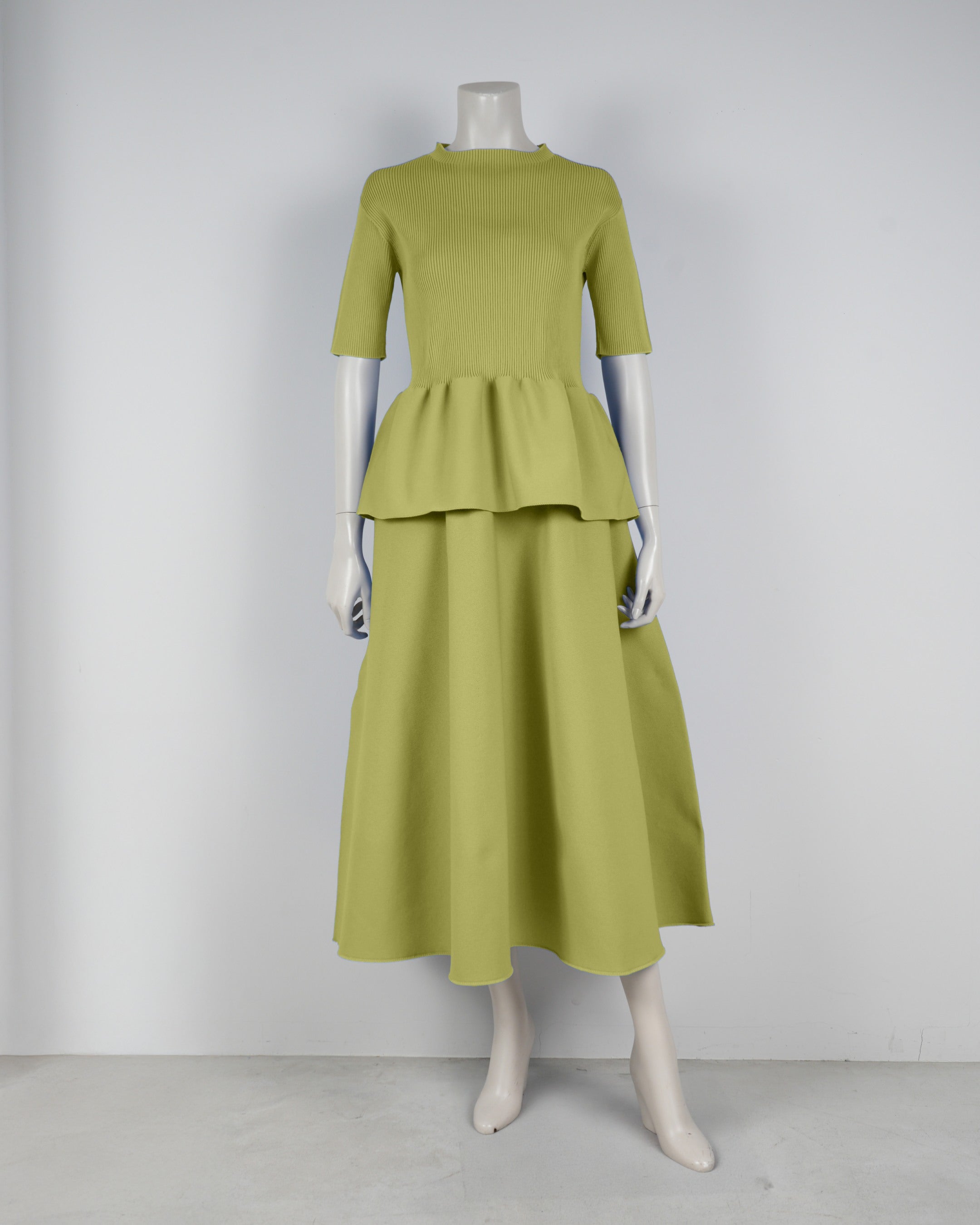Short-sleeved peplum pullover x draped skirt