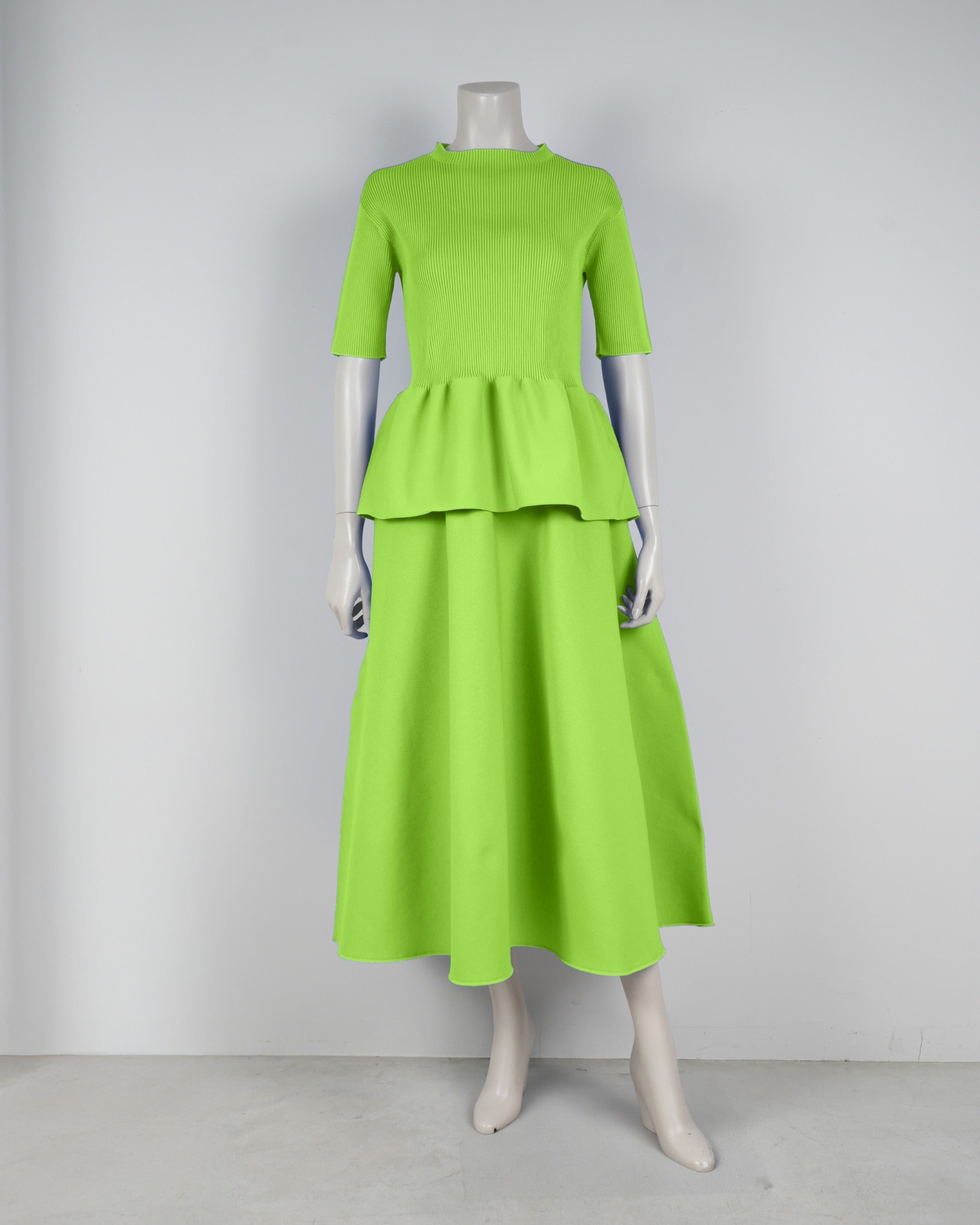 Short-sleeved peplum pullover x draped skirt