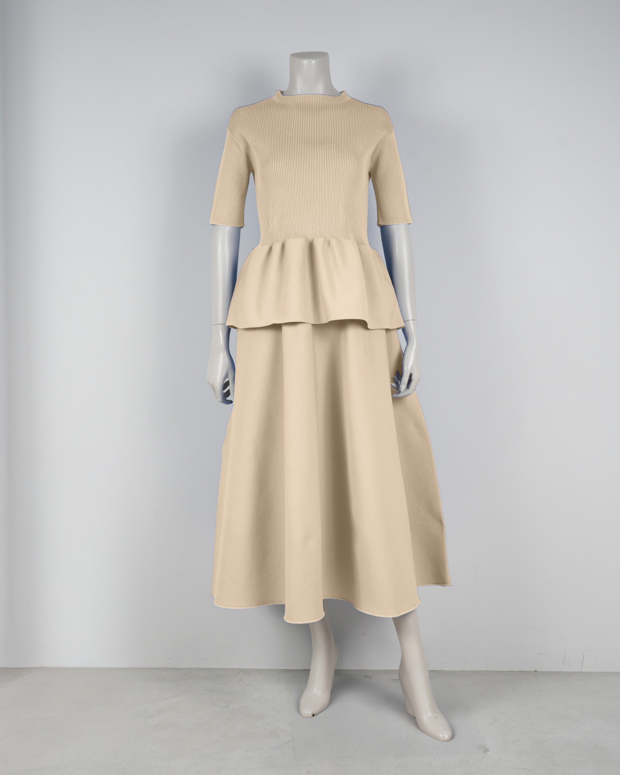 Short-sleeved peplum pullover x draped skirt