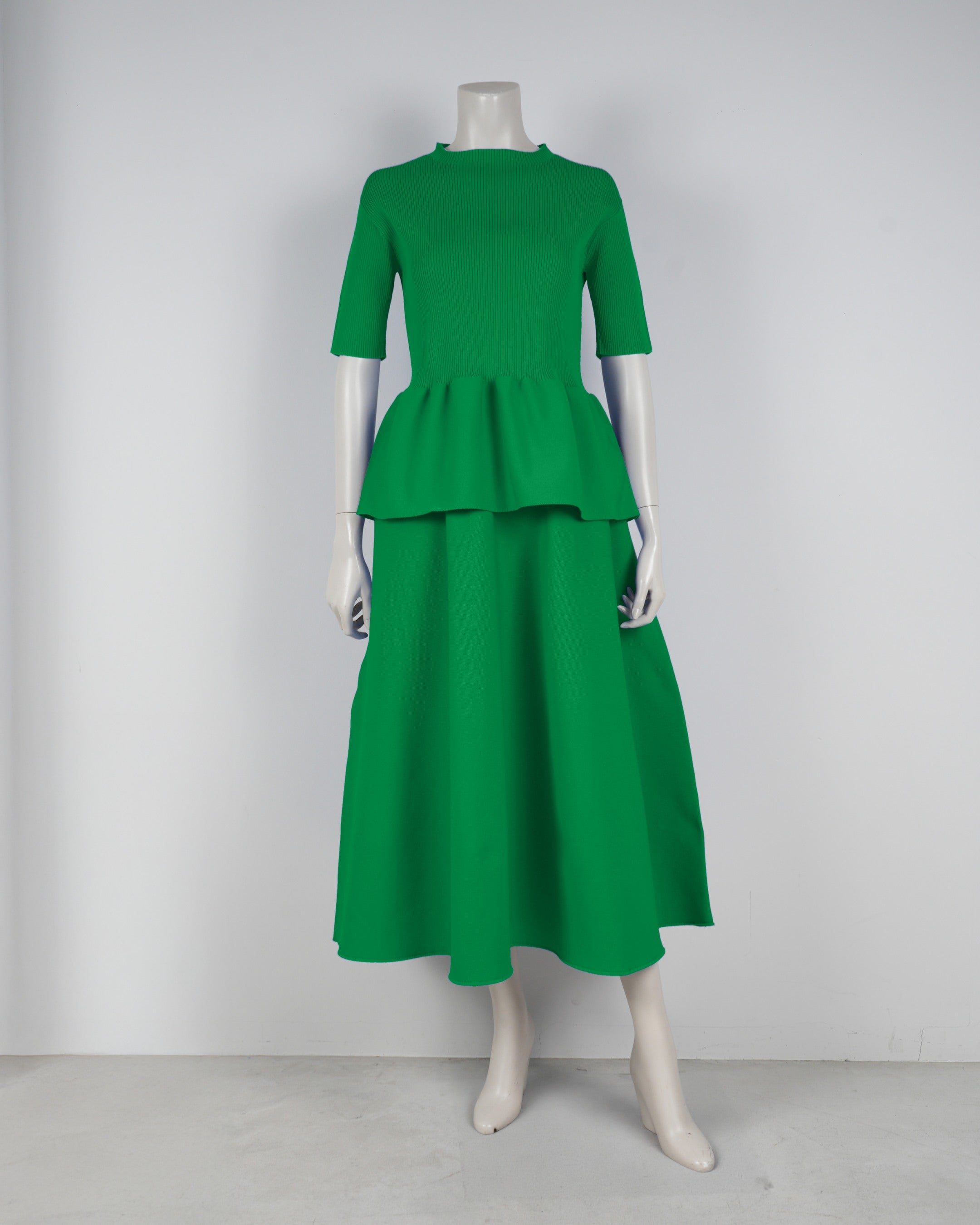 Short-sleeved peplum pullover x draped skirt