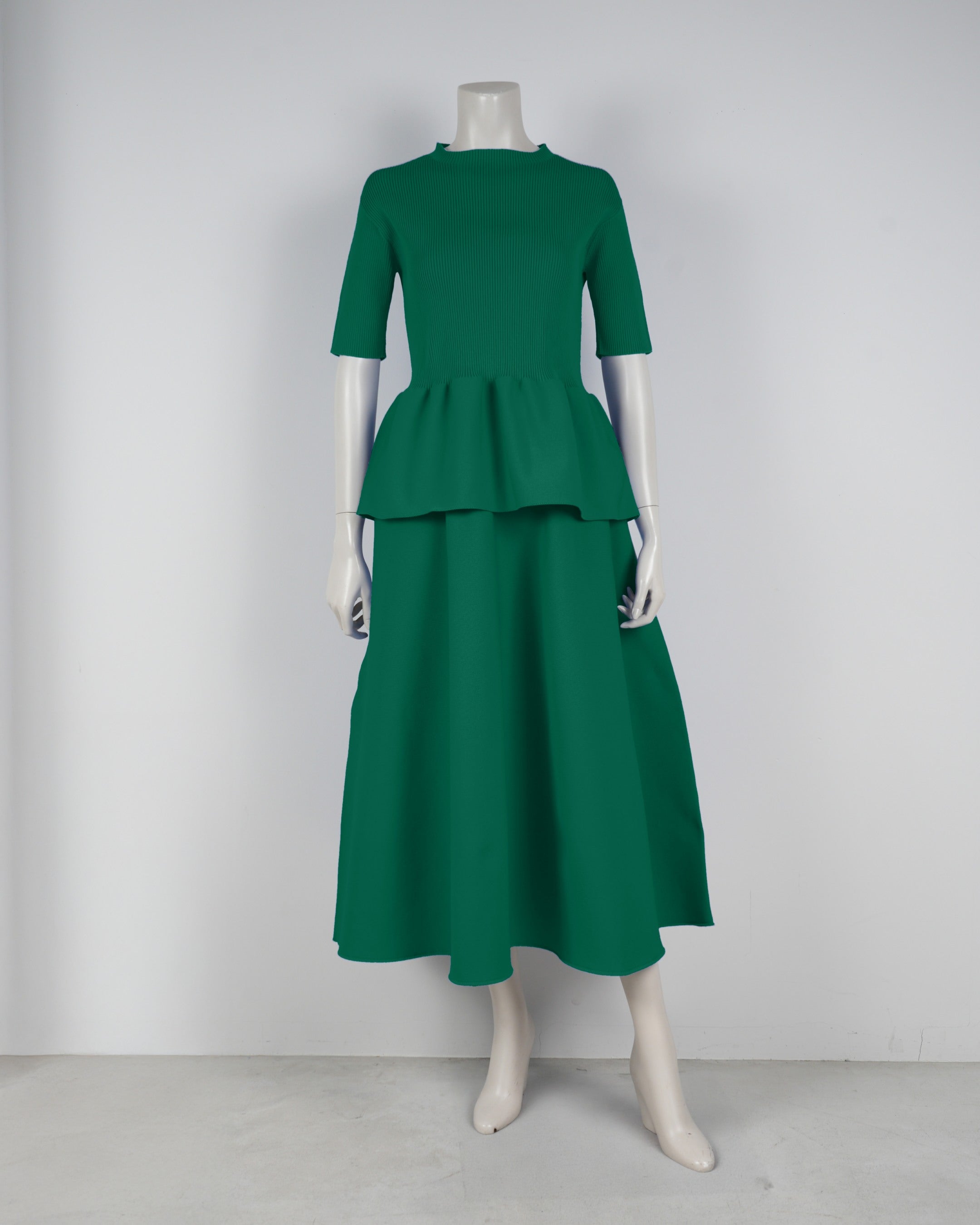 Short-sleeved peplum pullover x draped skirt