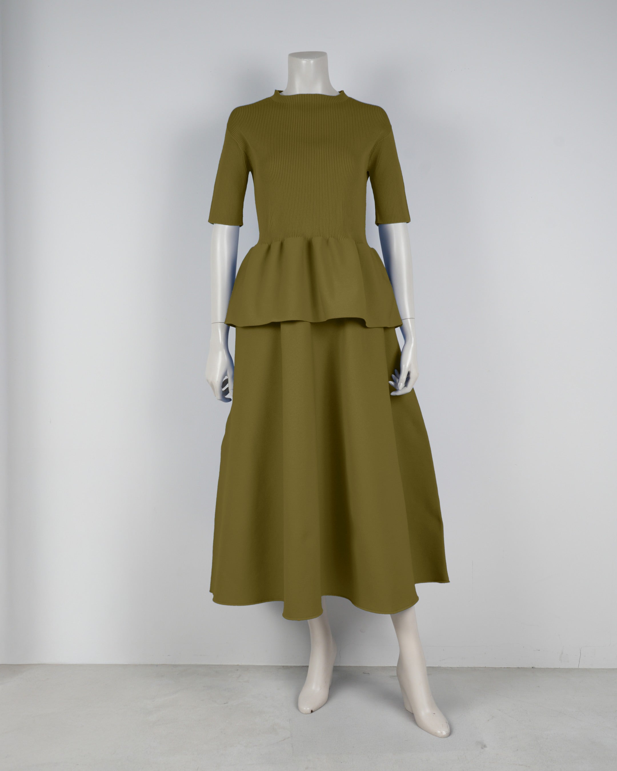 Short-sleeved peplum pullover x draped skirt