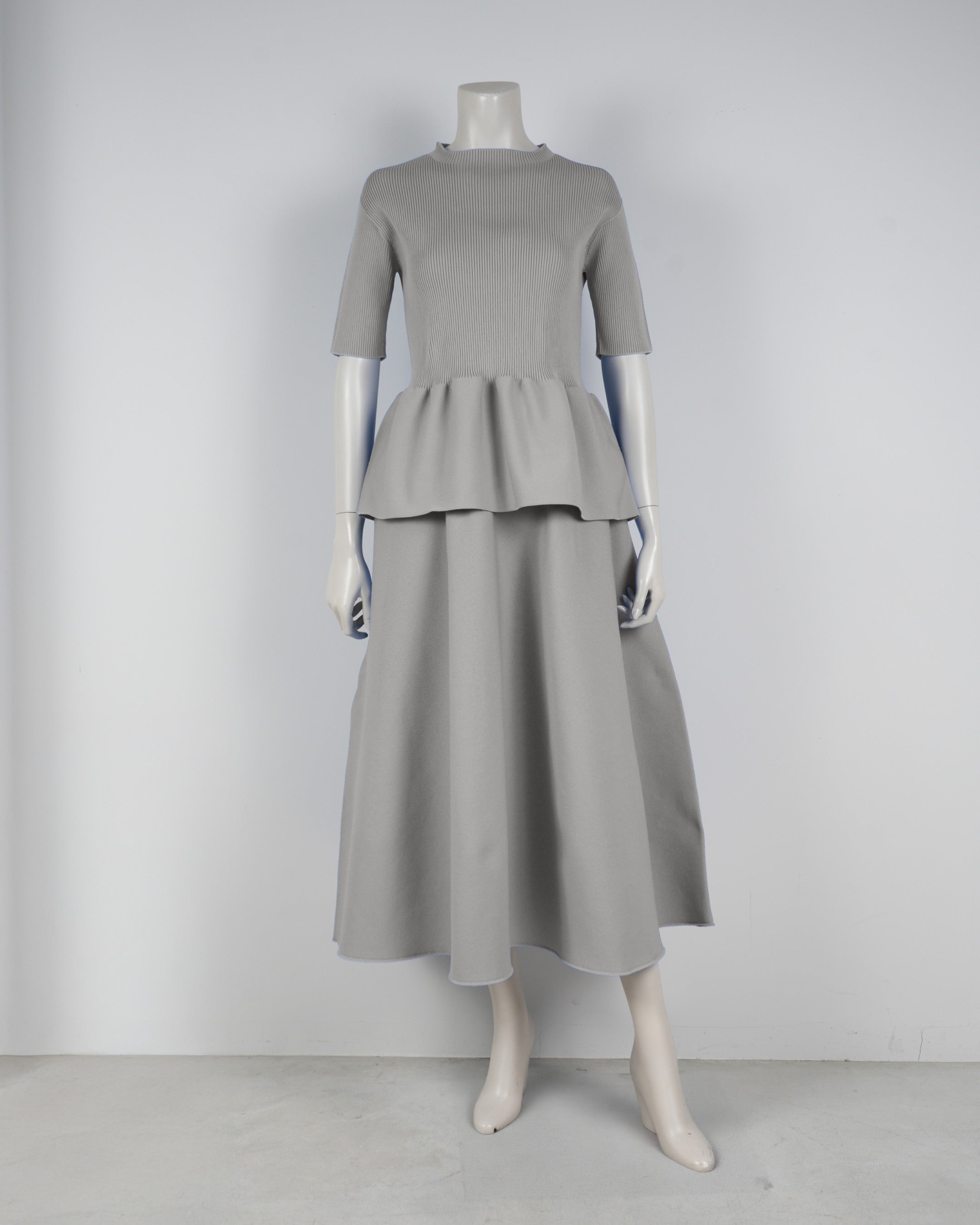 Short-sleeved peplum pullover x draped skirt