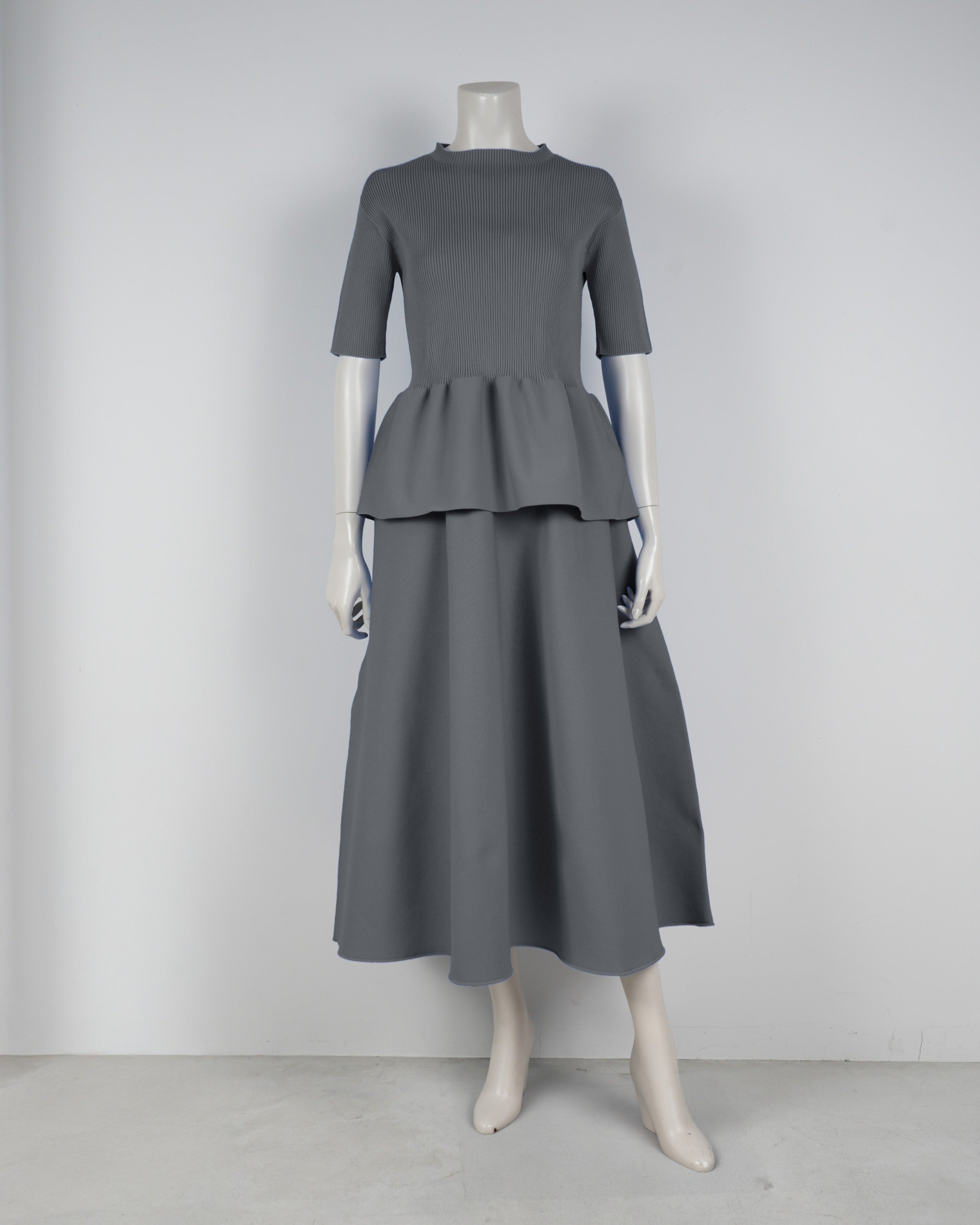 Short-sleeved peplum pullover x draped skirt