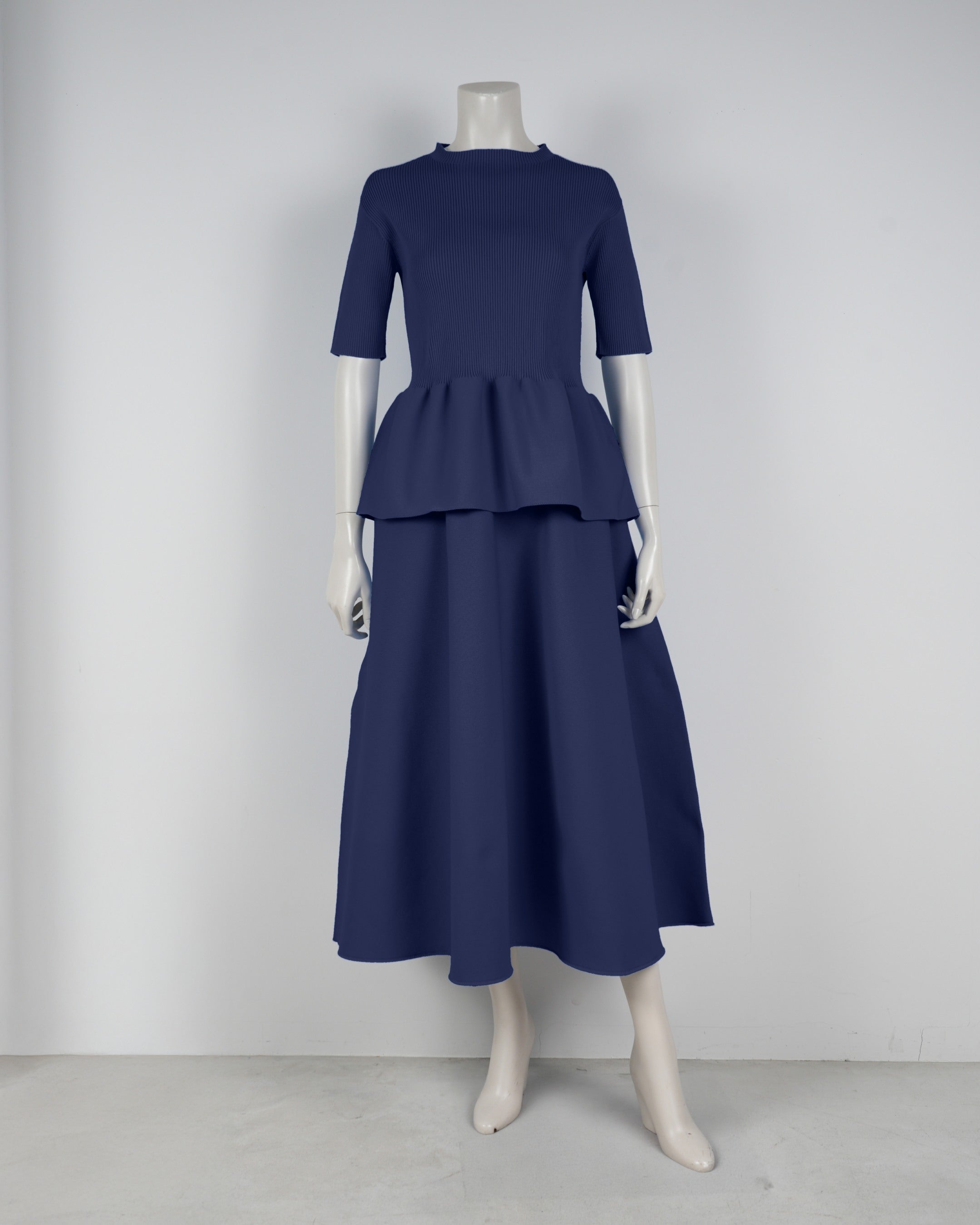 Short-sleeved peplum pullover x draped skirt