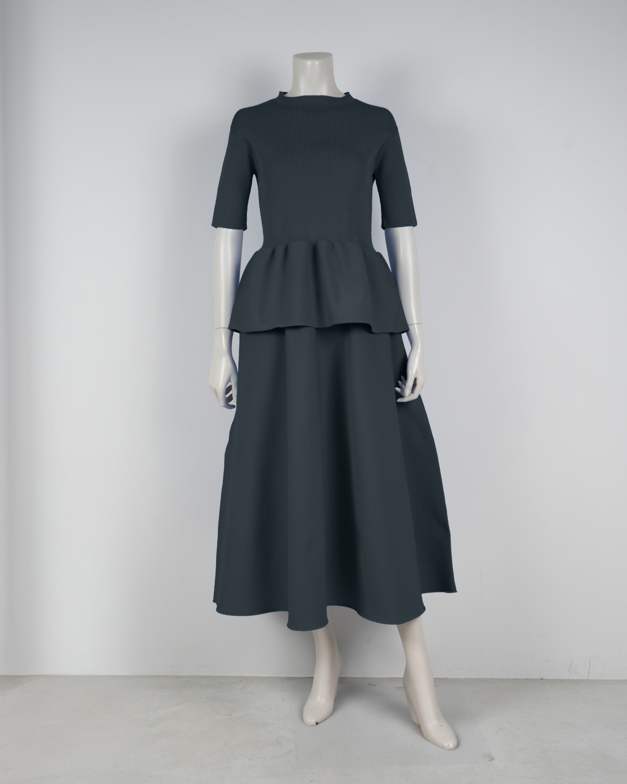Short-sleeved peplum pullover x draped skirt