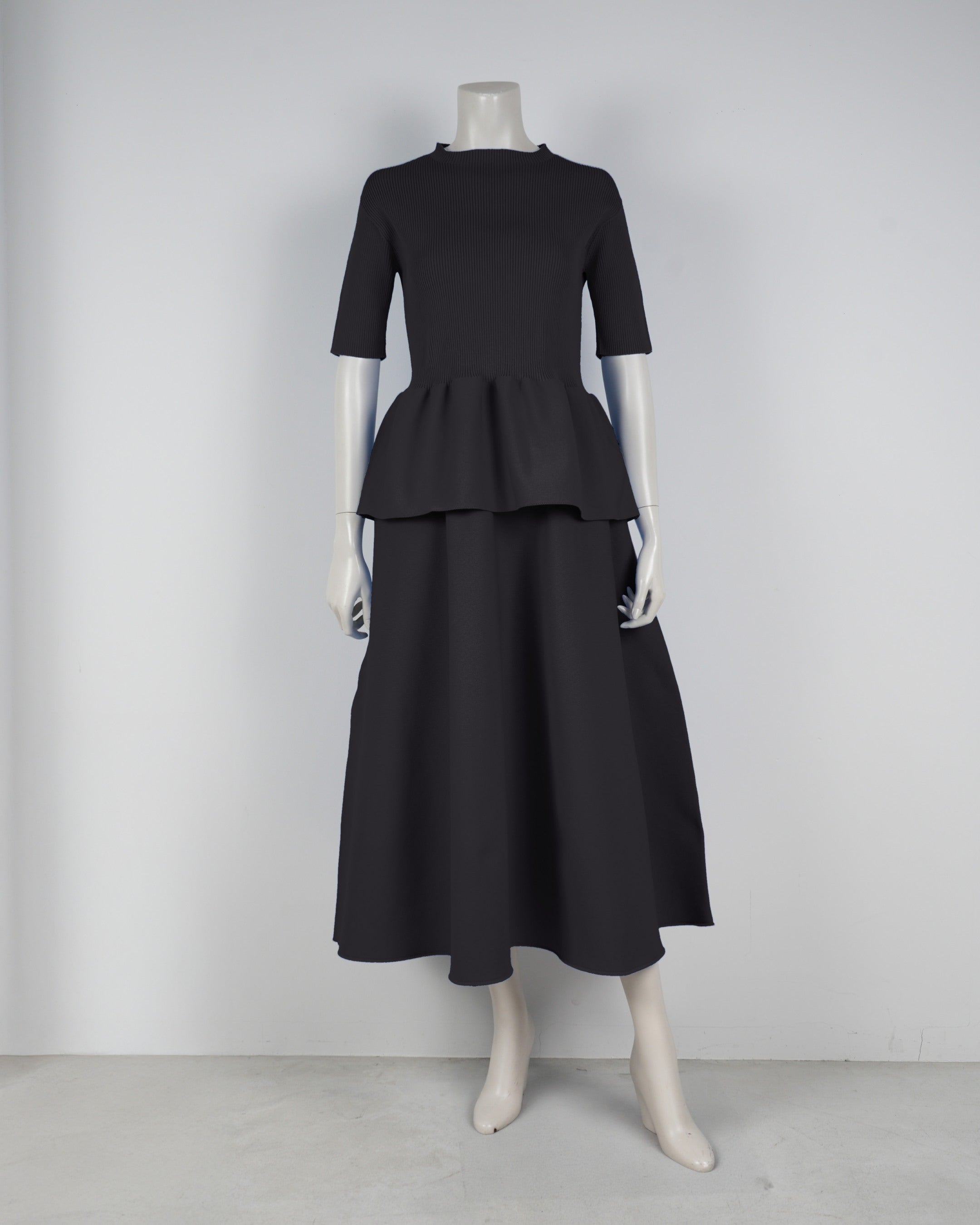 Short-sleeved peplum pullover x draped skirt