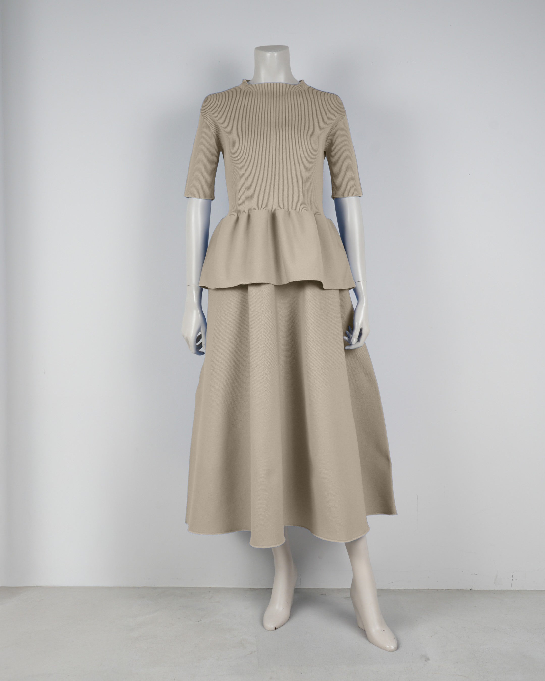 Short-sleeved peplum pullover x draped skirt