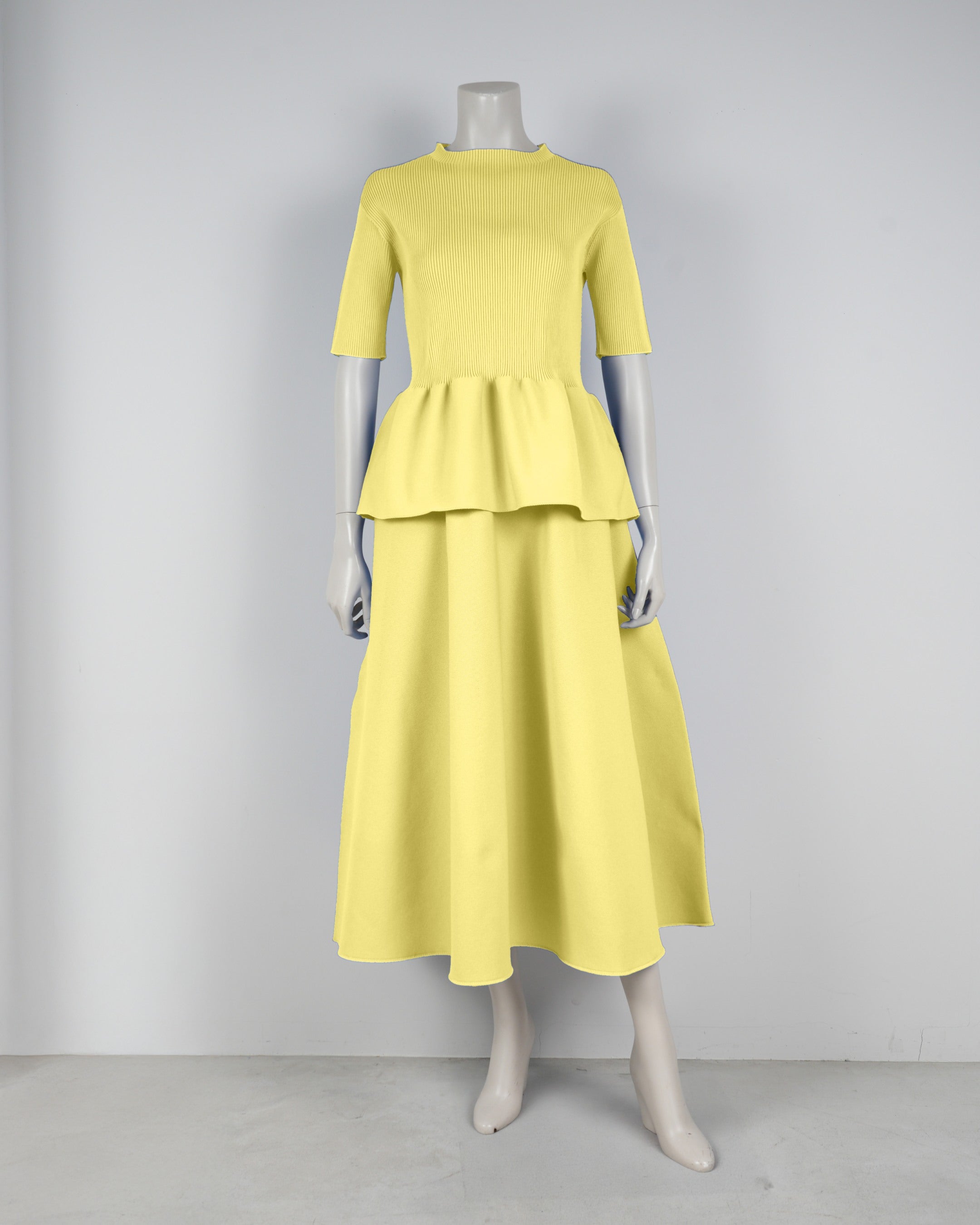 Short-sleeved peplum pullover x draped skirt