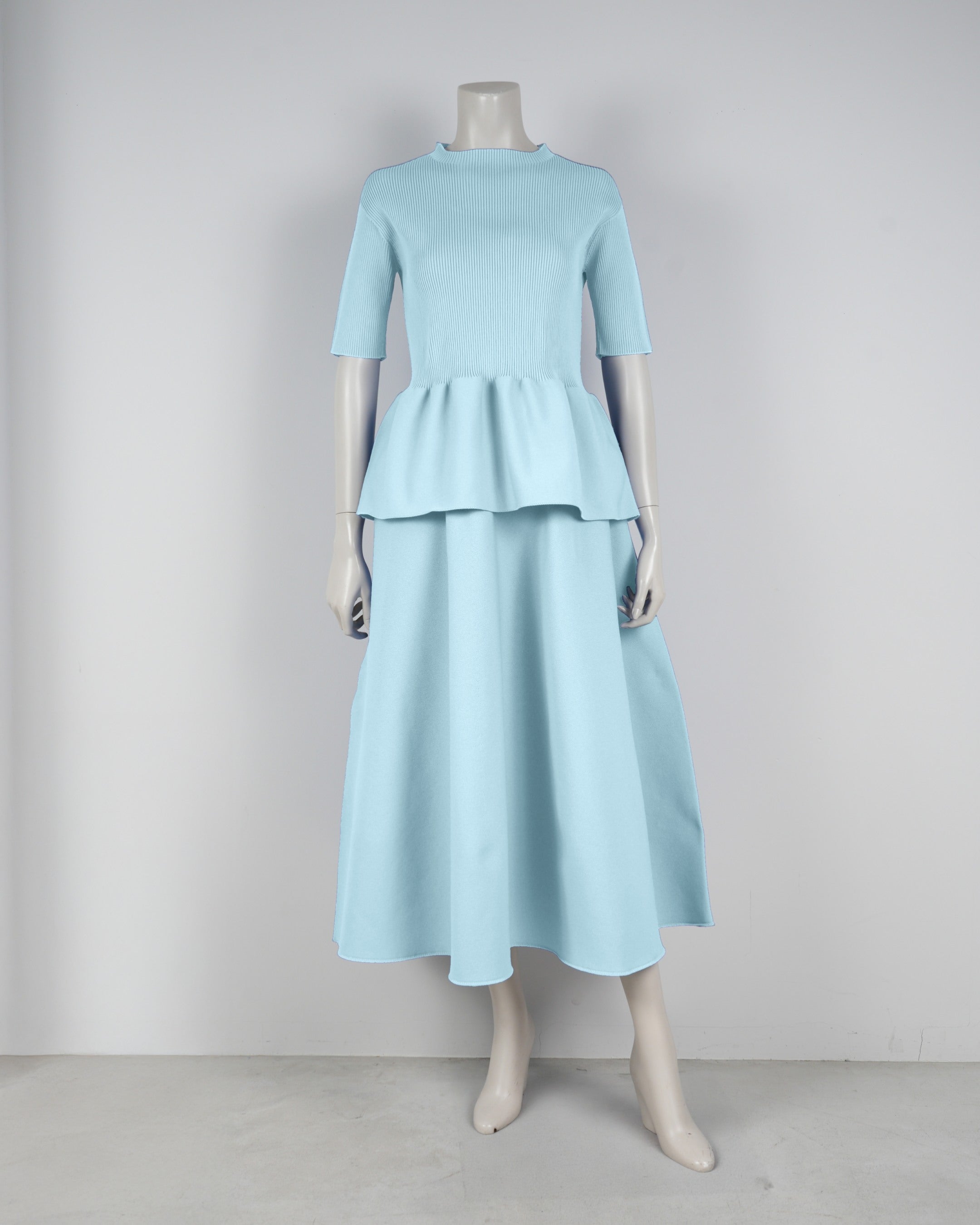 Short-sleeved peplum pullover x draped skirt