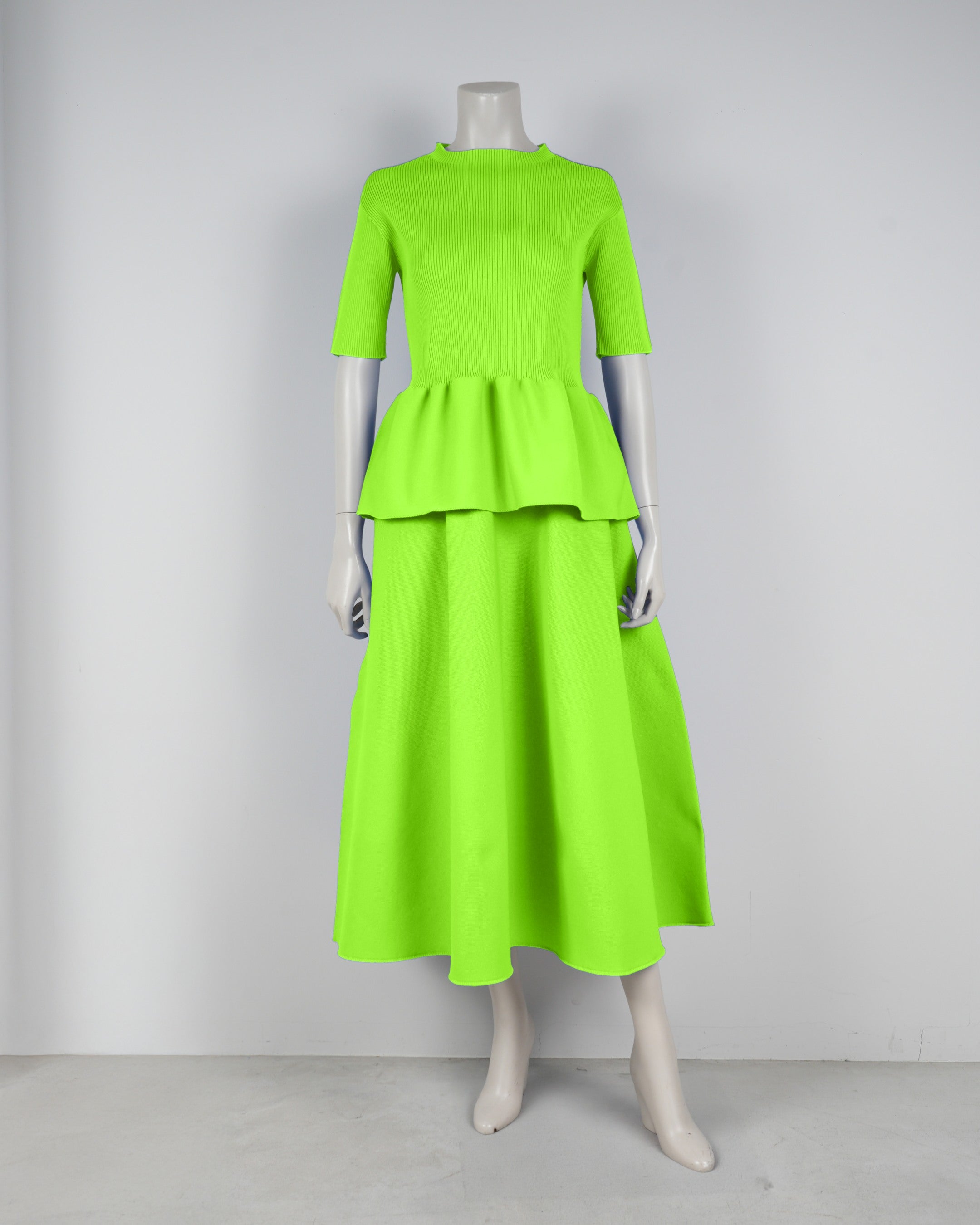 Short-sleeved peplum pullover x draped skirt