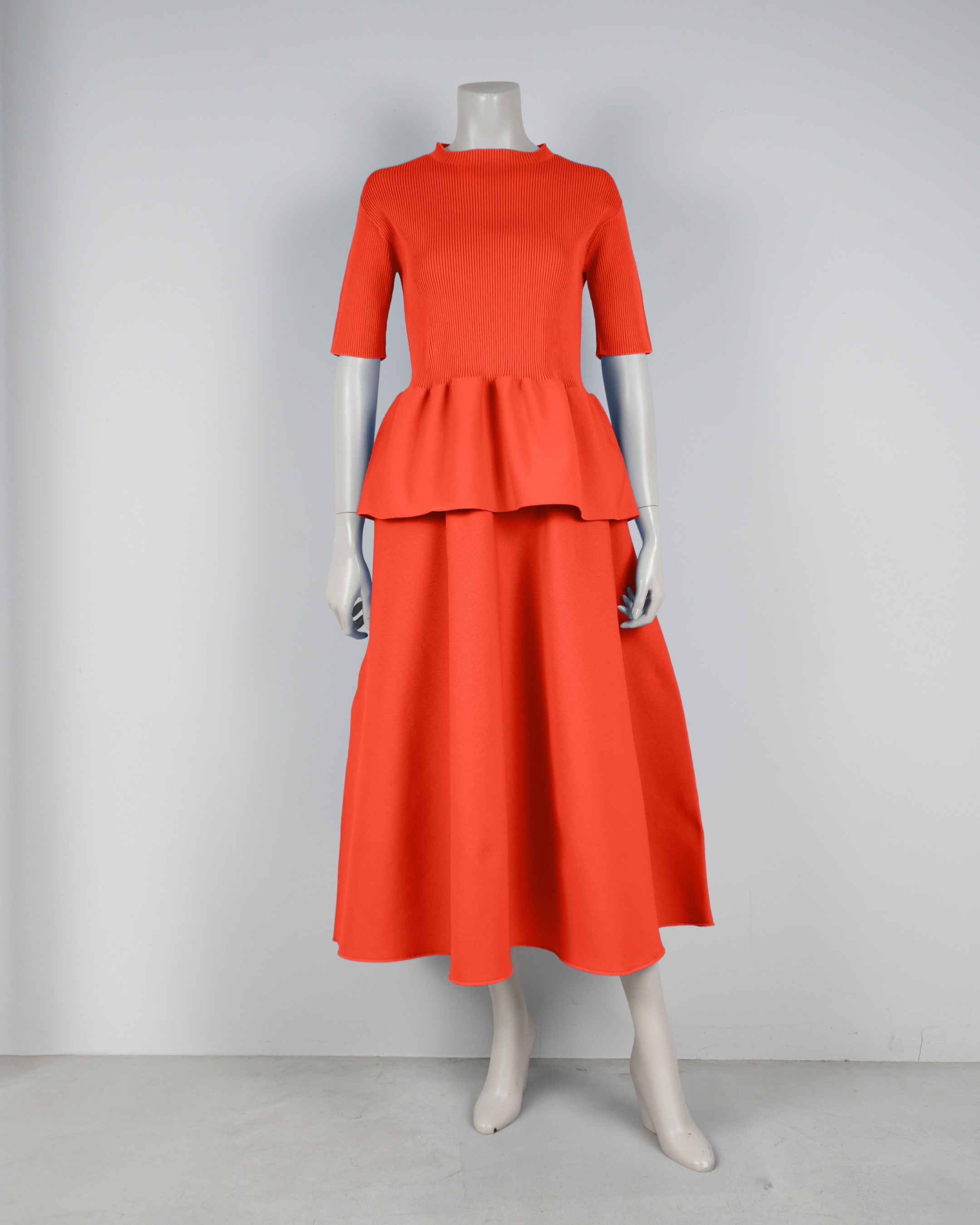 Short-sleeved peplum pullover x draped skirt