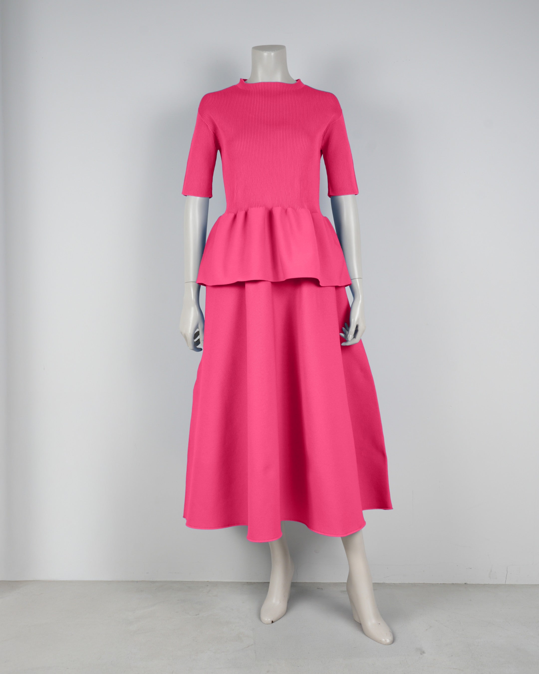 Short-sleeved peplum pullover x draped skirt