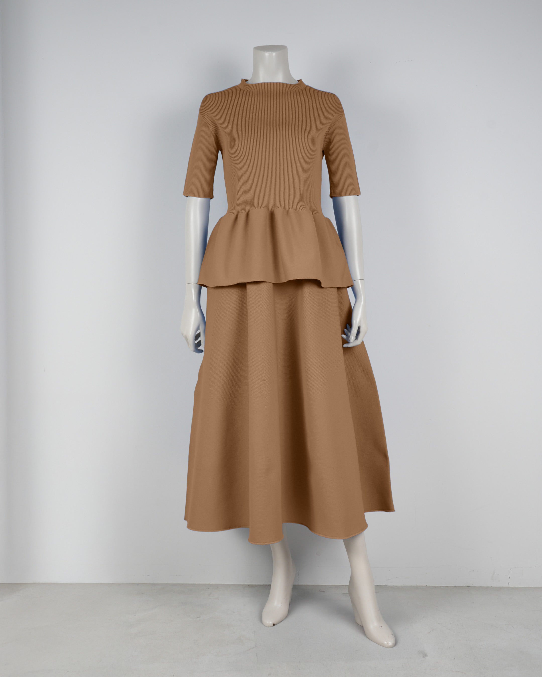 Short-sleeved peplum pullover x draped skirt