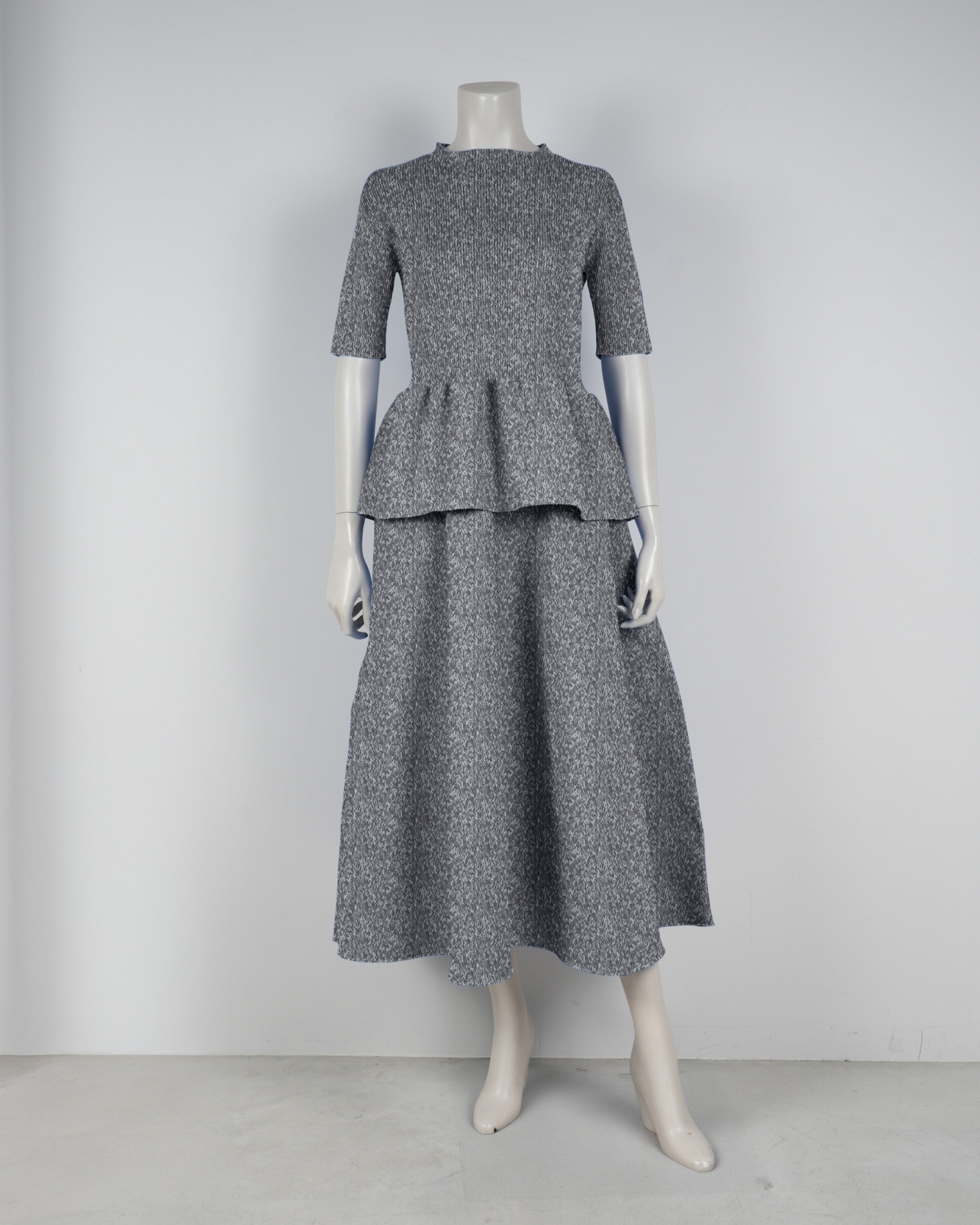 Short-sleeved peplum pullover x draped skirt