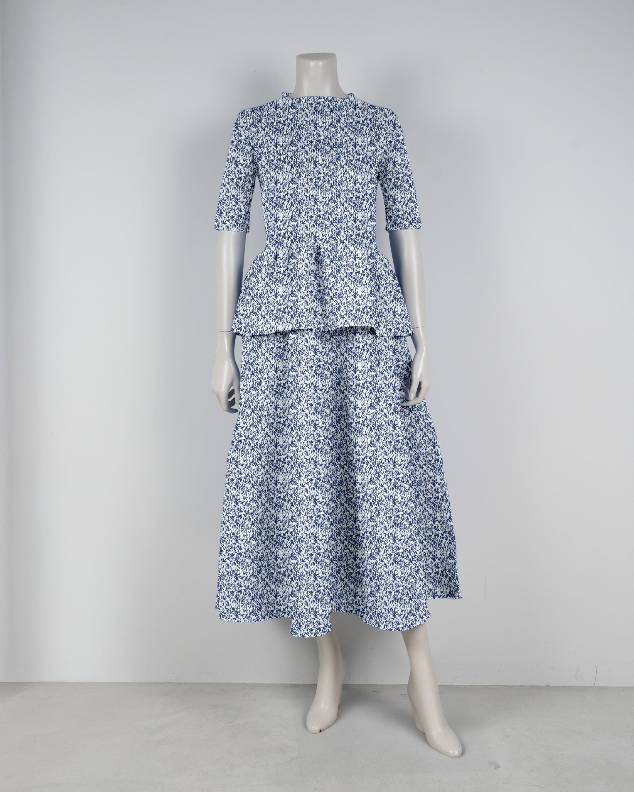 Short-sleeved peplum pullover x draped skirt