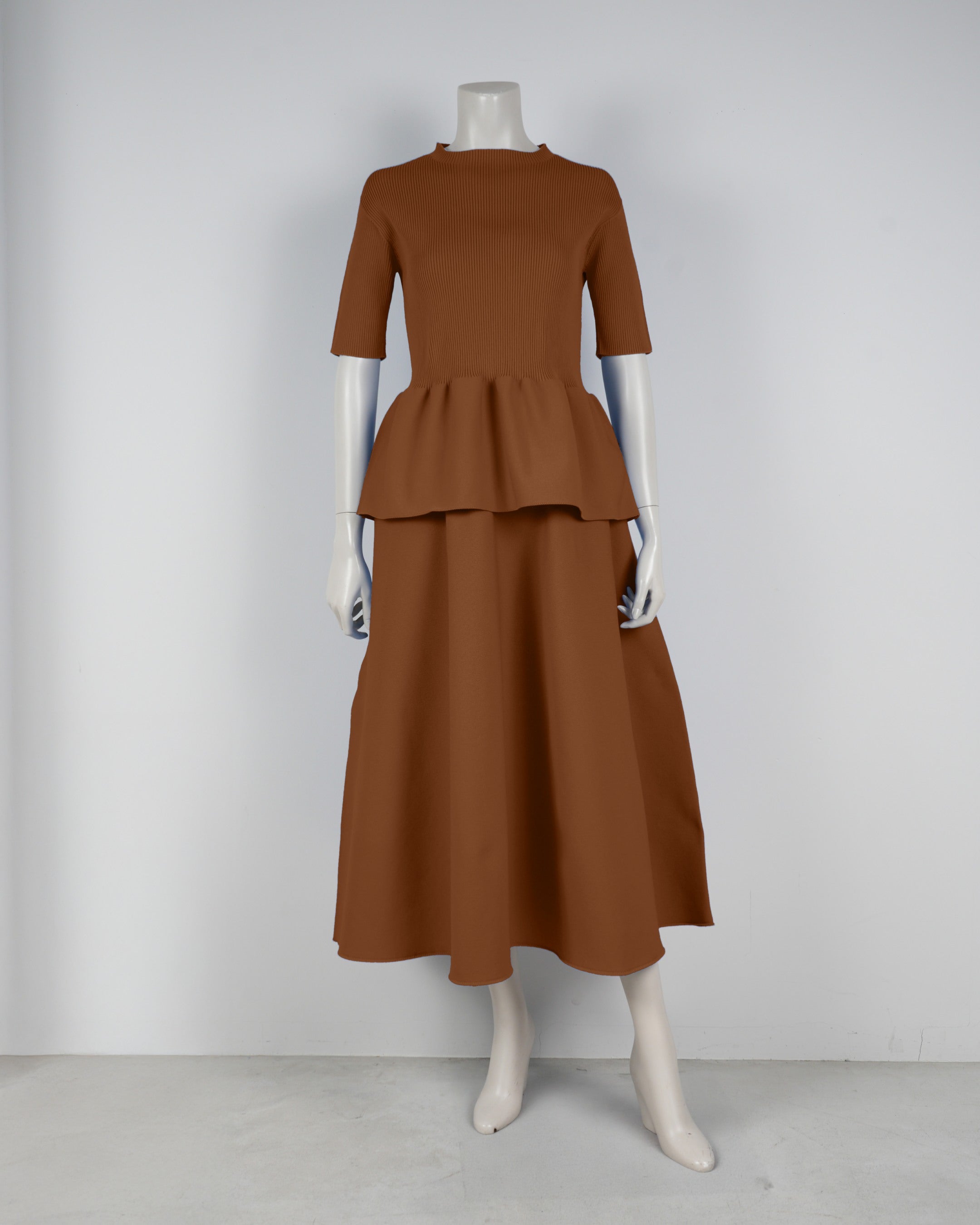 Short-sleeved peplum pullover x draped skirt