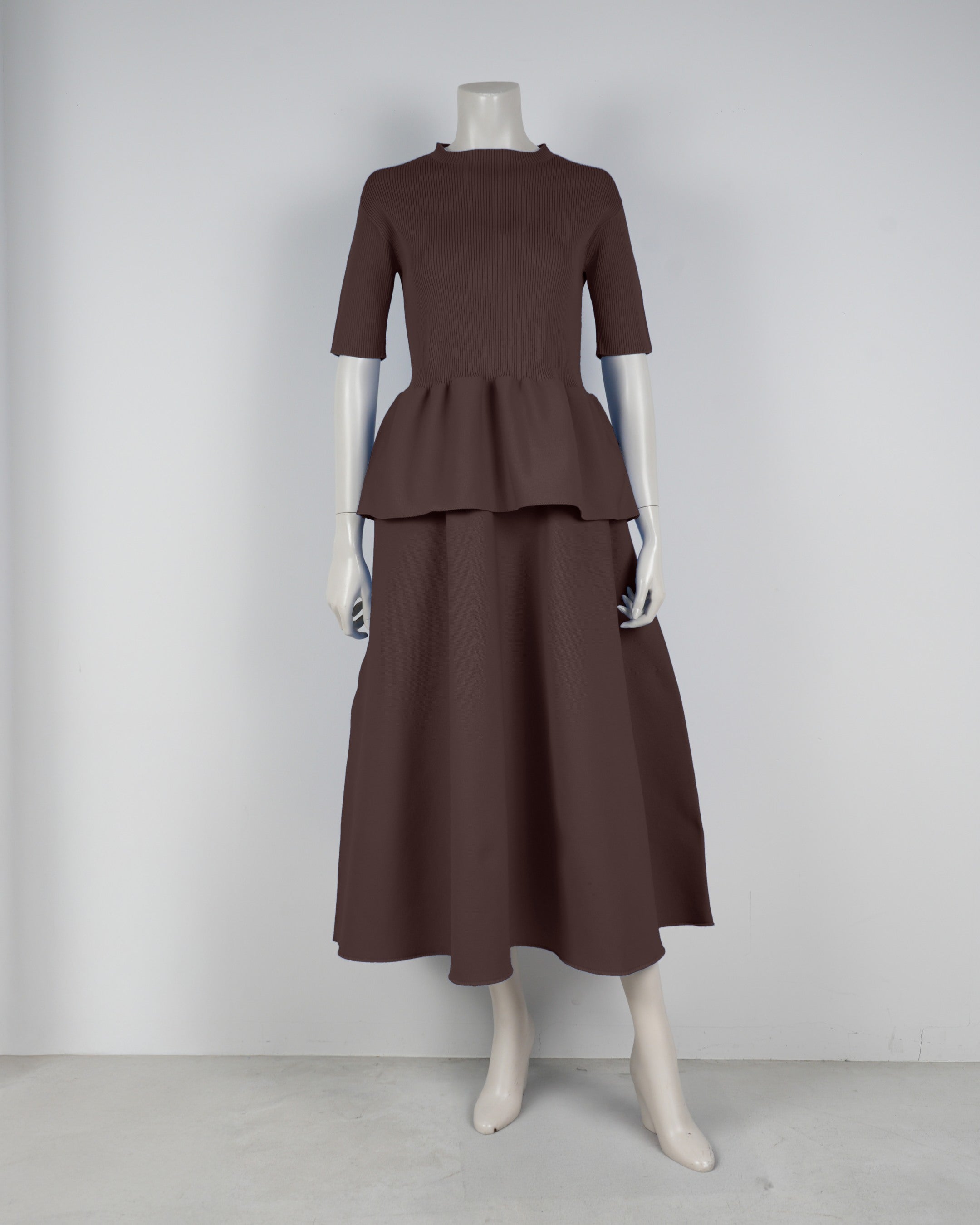 Short-sleeved peplum pullover x draped skirt