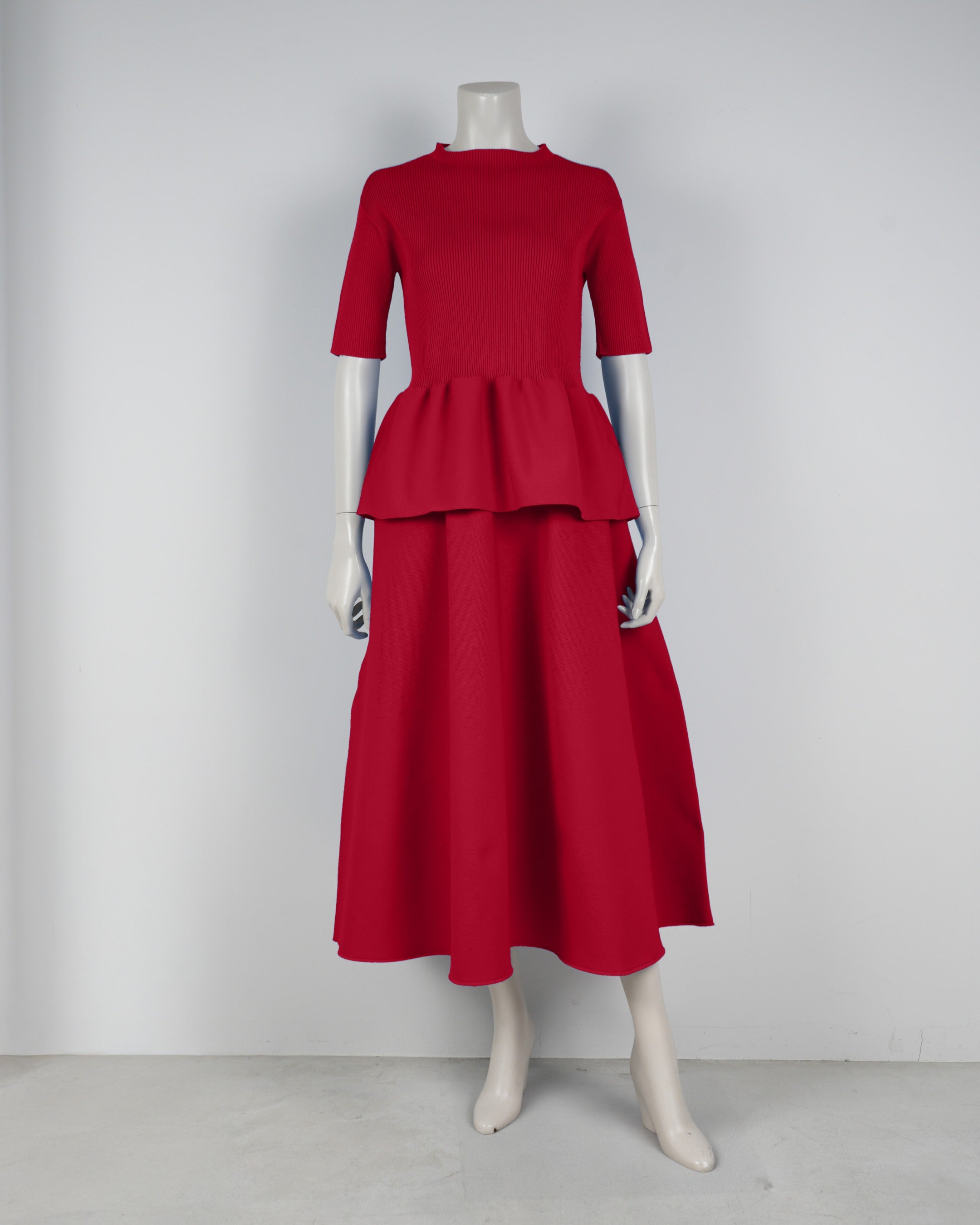 Short-sleeved peplum pullover x draped skirt