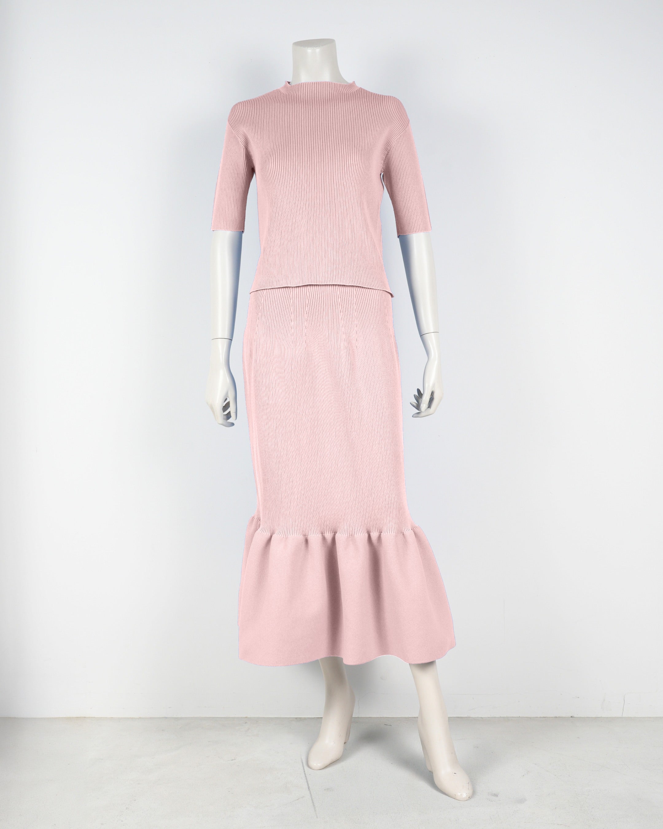 Short-sleeved pullover x mermaid skirt