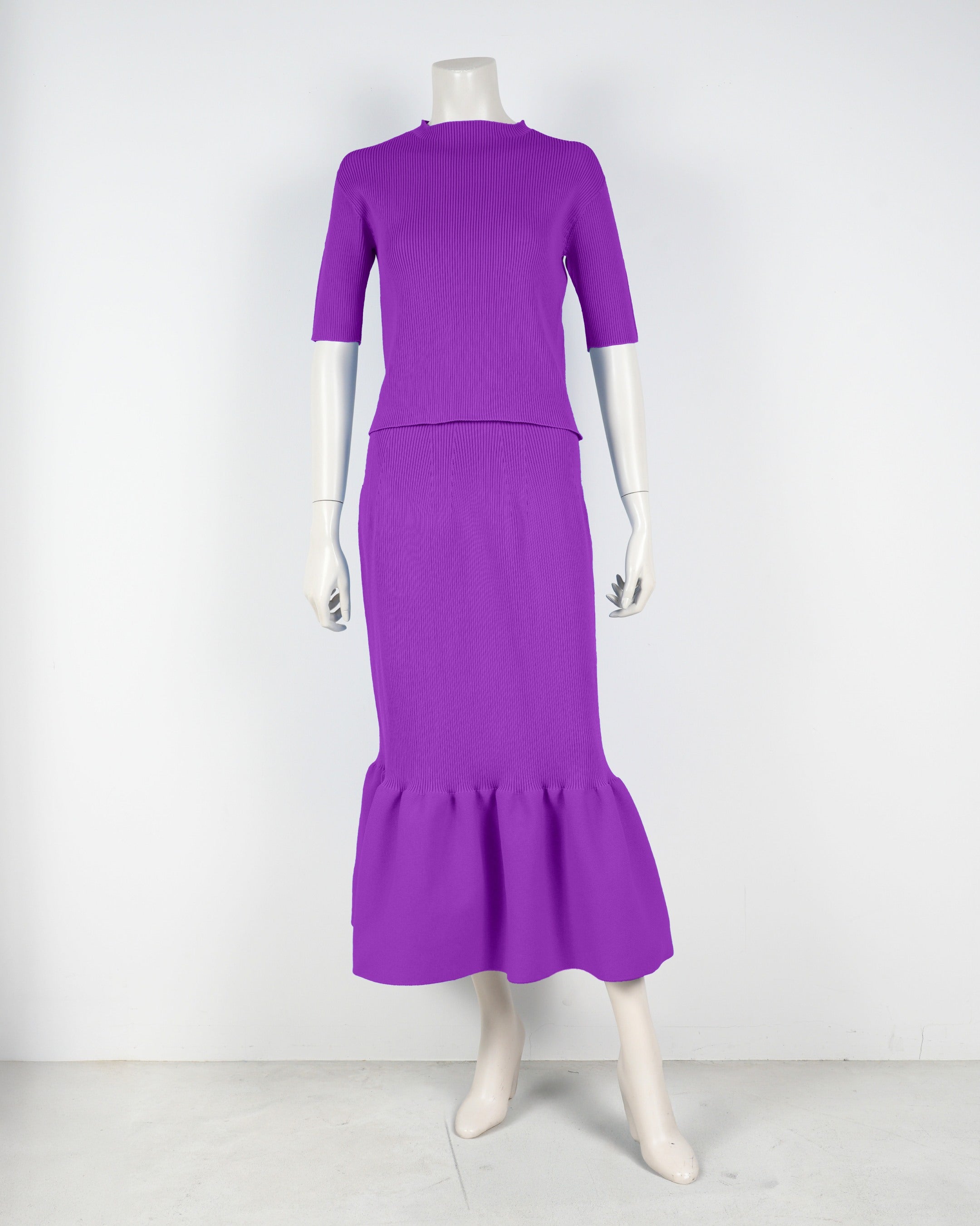 Short-sleeved pullover x mermaid skirt