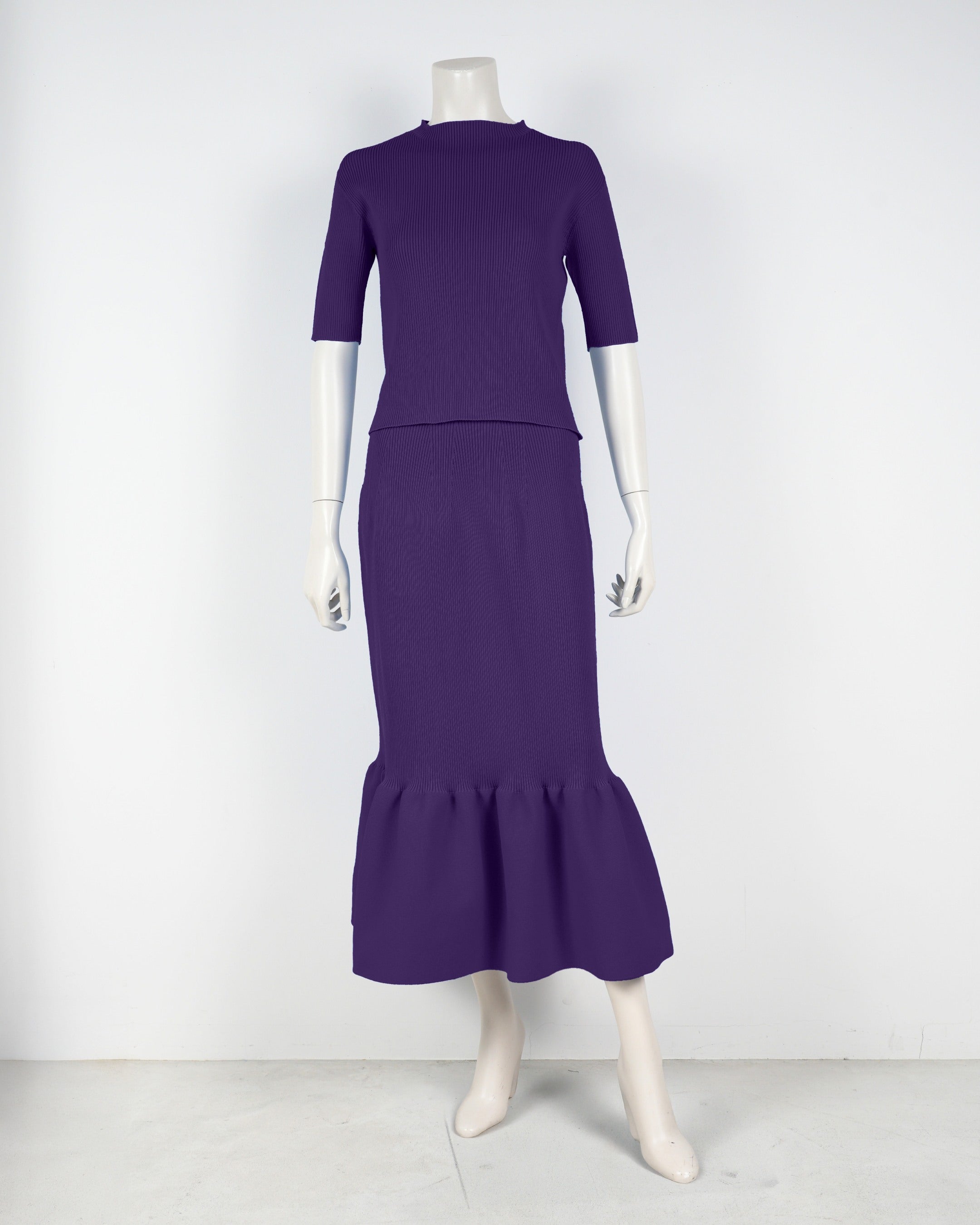 Short-sleeved pullover x mermaid skirt