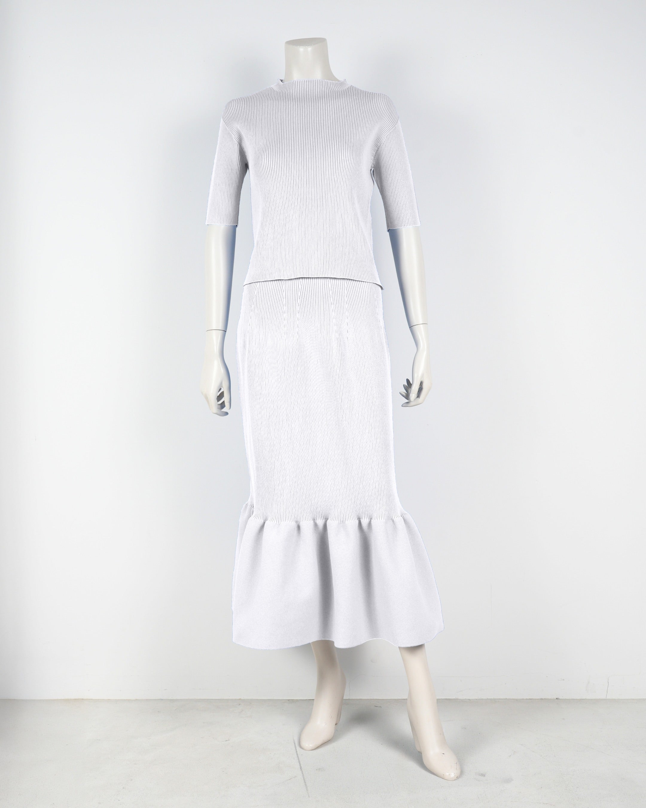 Short-sleeved pullover x mermaid skirt