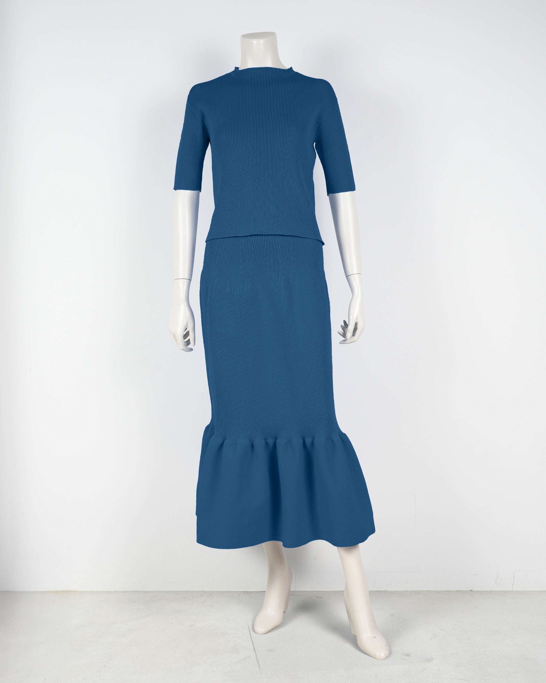 Short-sleeved pullover x mermaid skirt