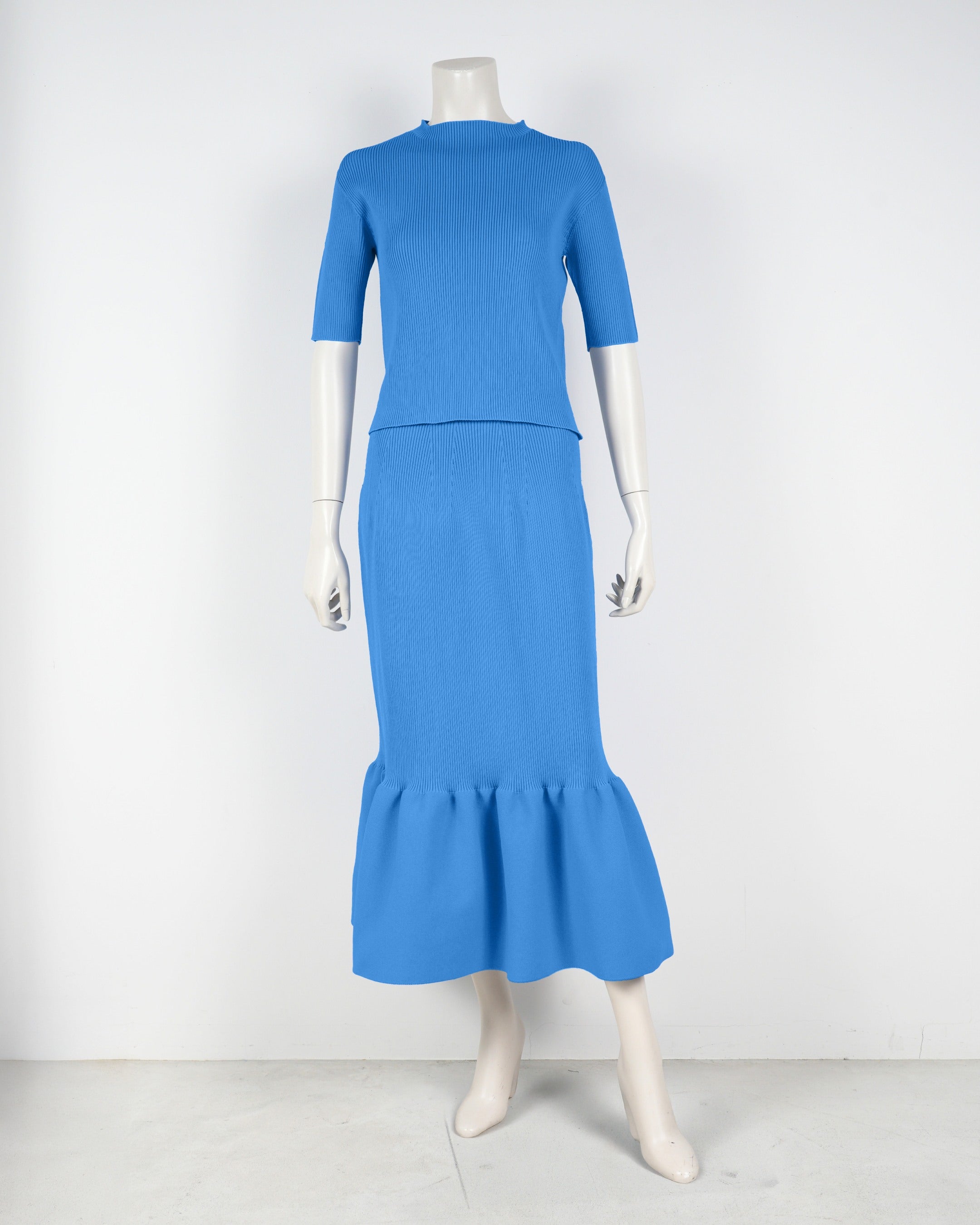 Short-sleeved pullover x mermaid skirt