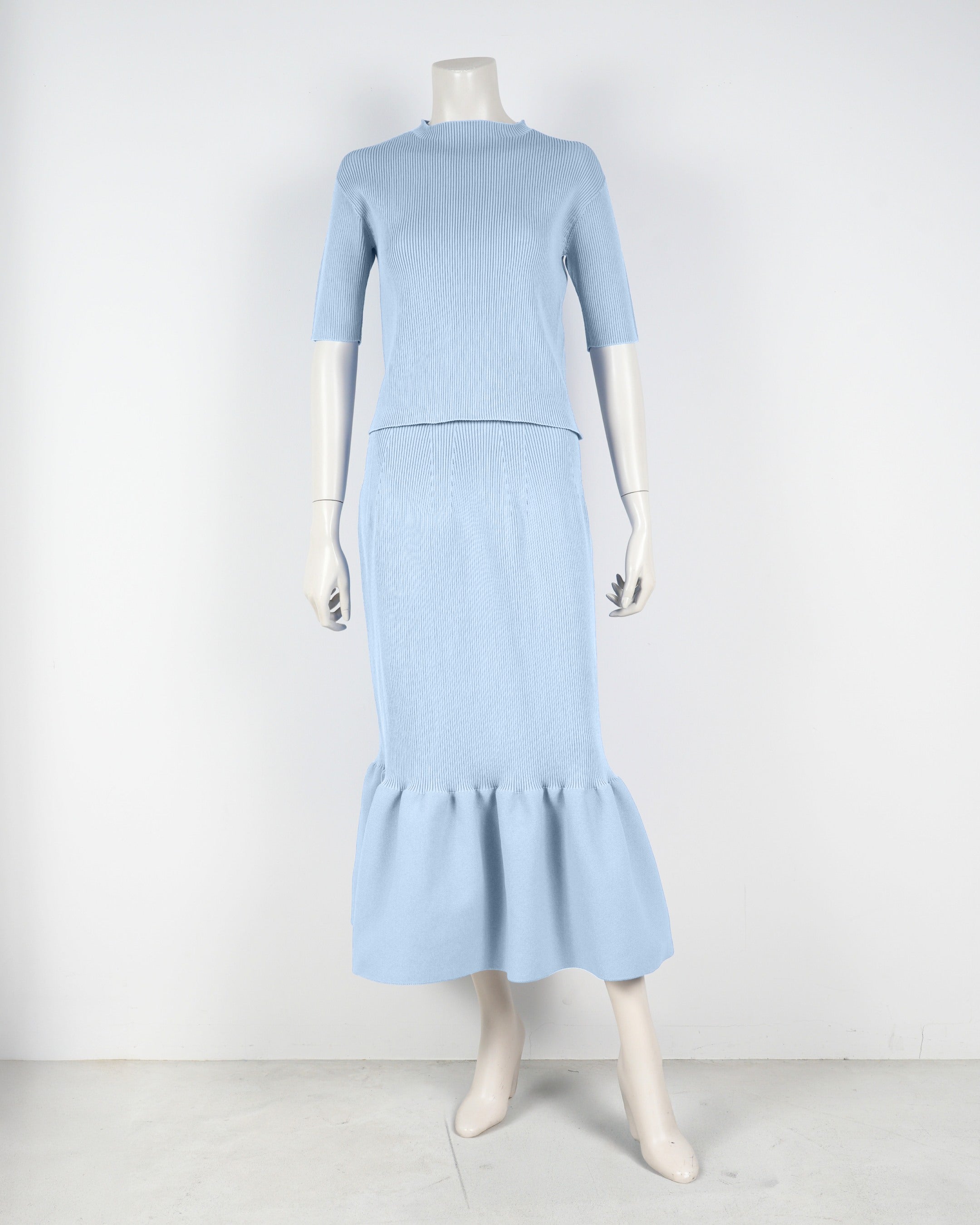 Short-sleeved pullover x mermaid skirt