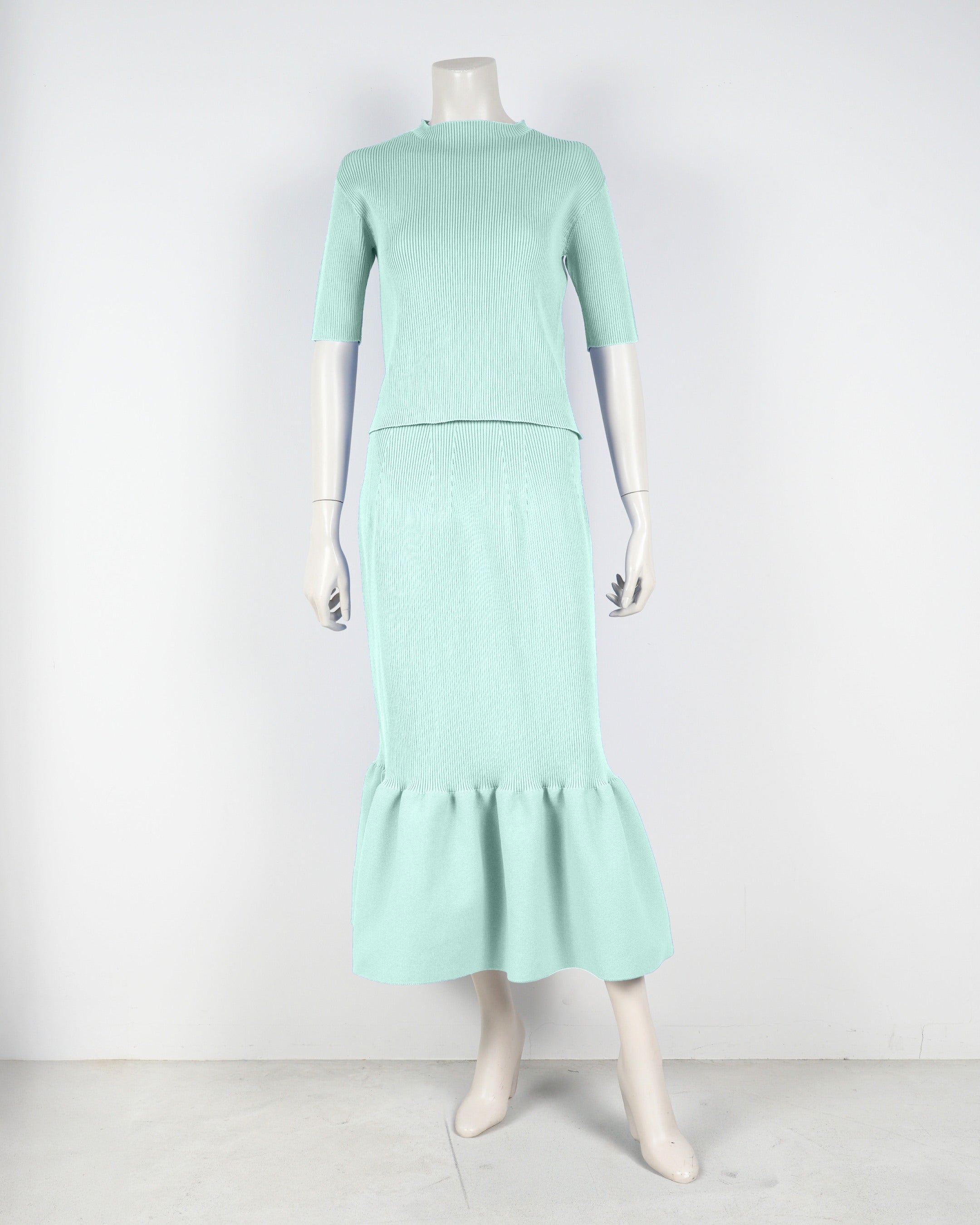 Short-sleeved pullover x mermaid skirt
