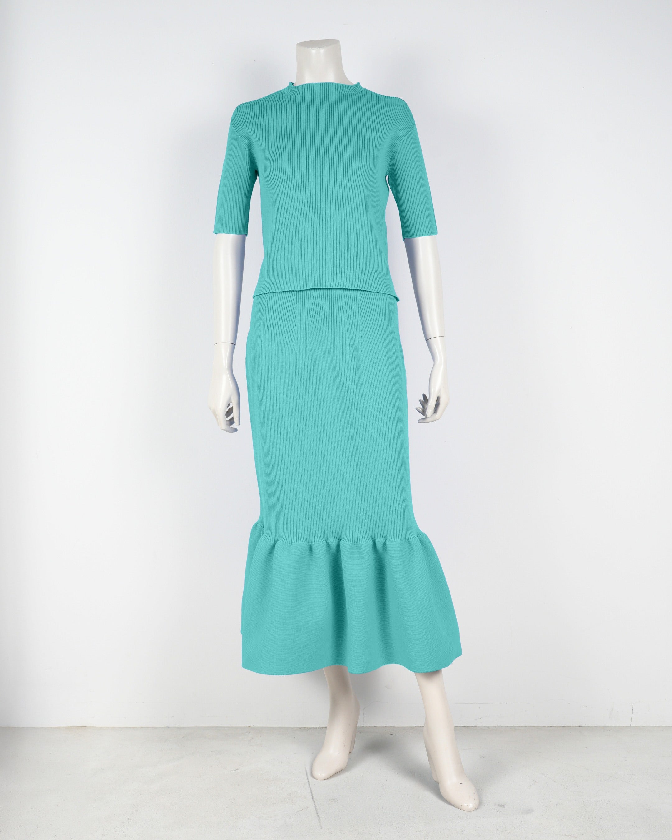 Short-sleeved pullover x mermaid skirt