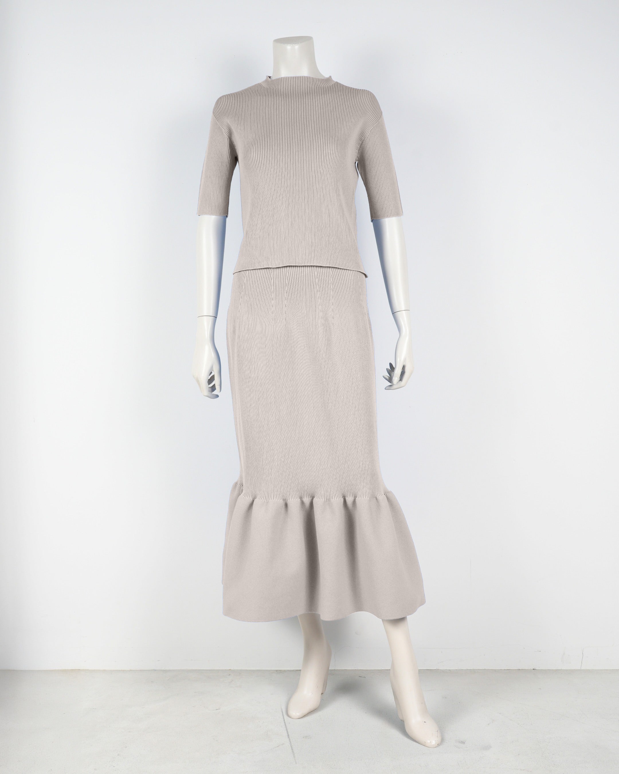 Short-sleeved pullover x mermaid skirt