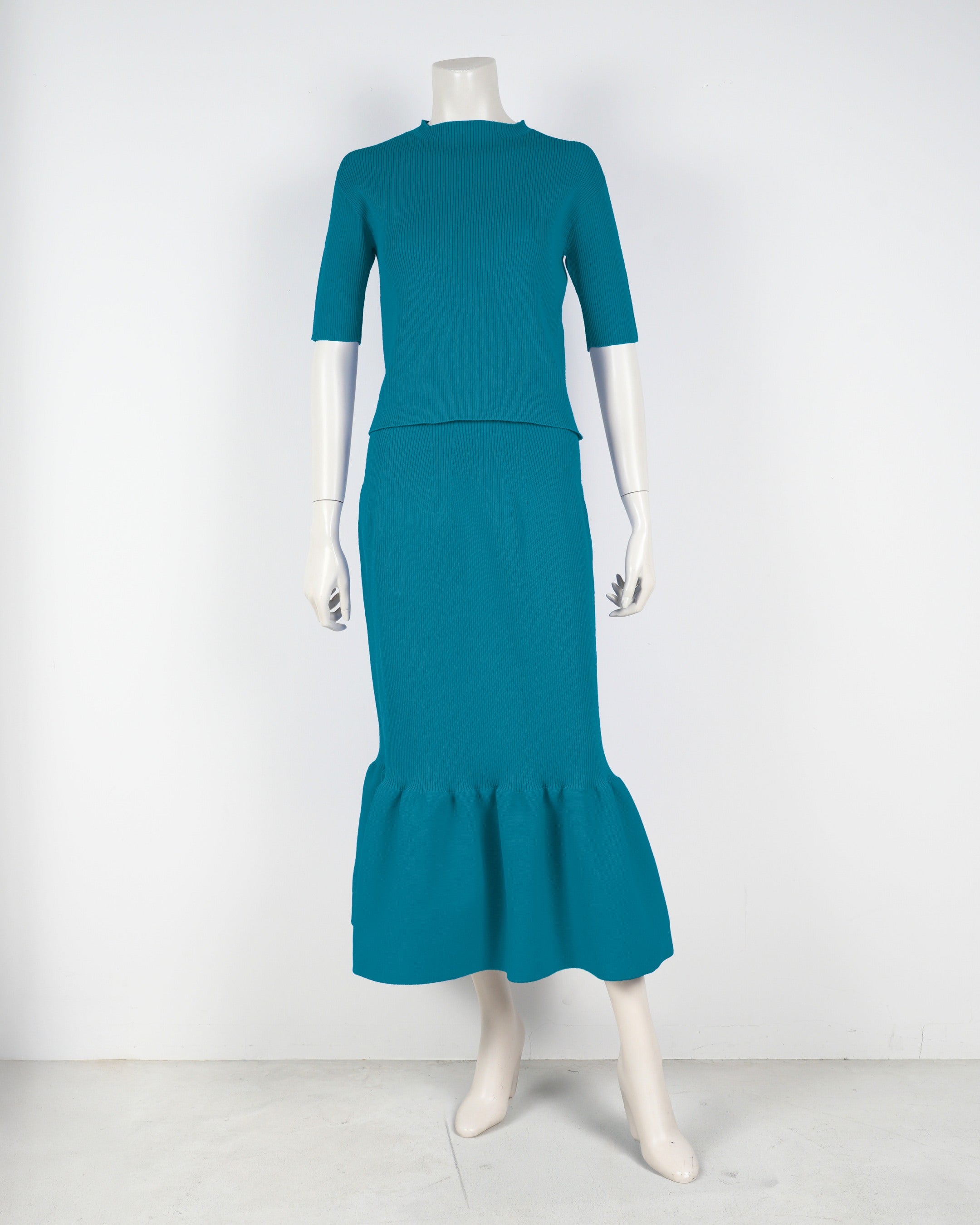 Short-sleeved pullover x mermaid skirt