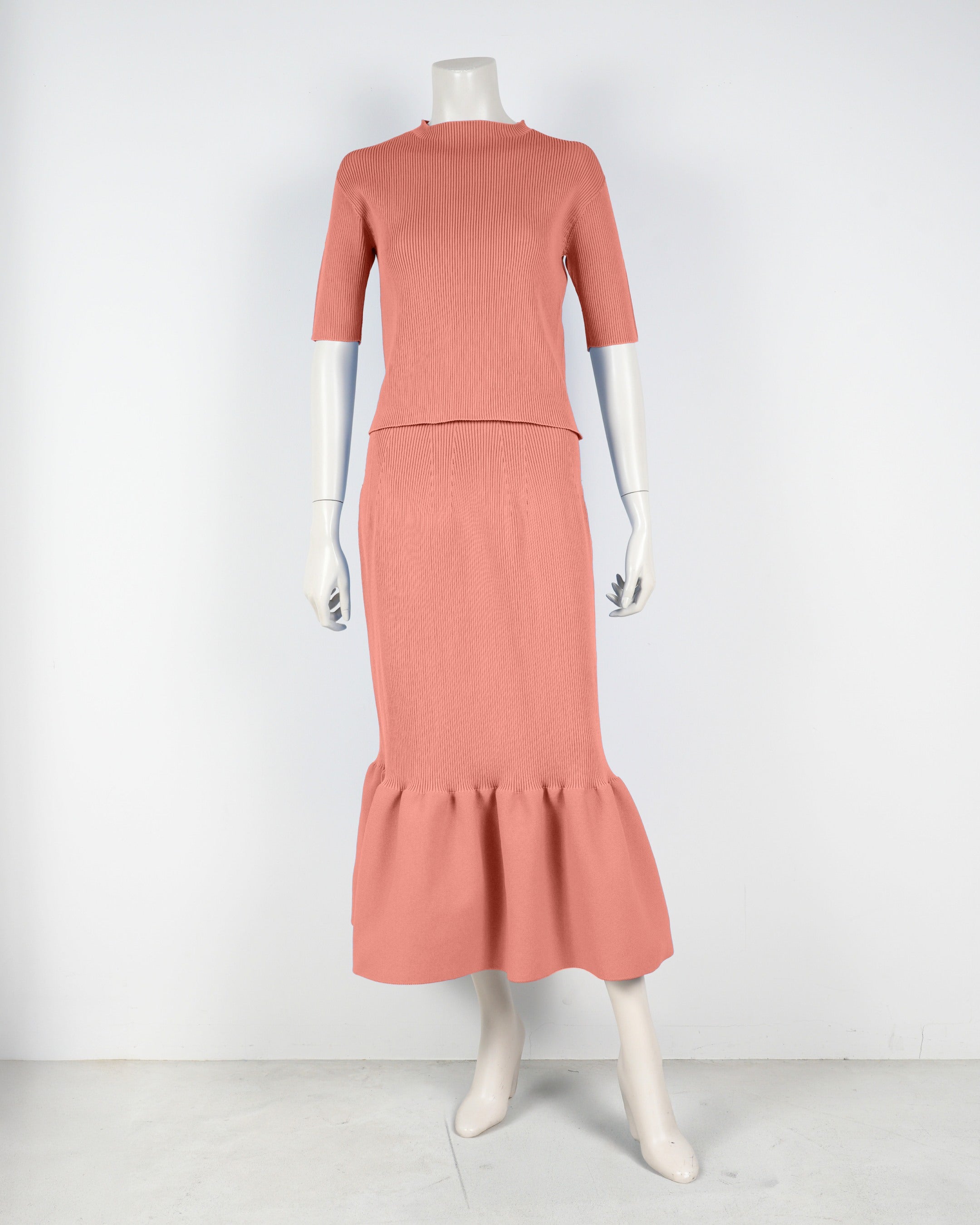 Short-sleeved pullover x mermaid skirt
