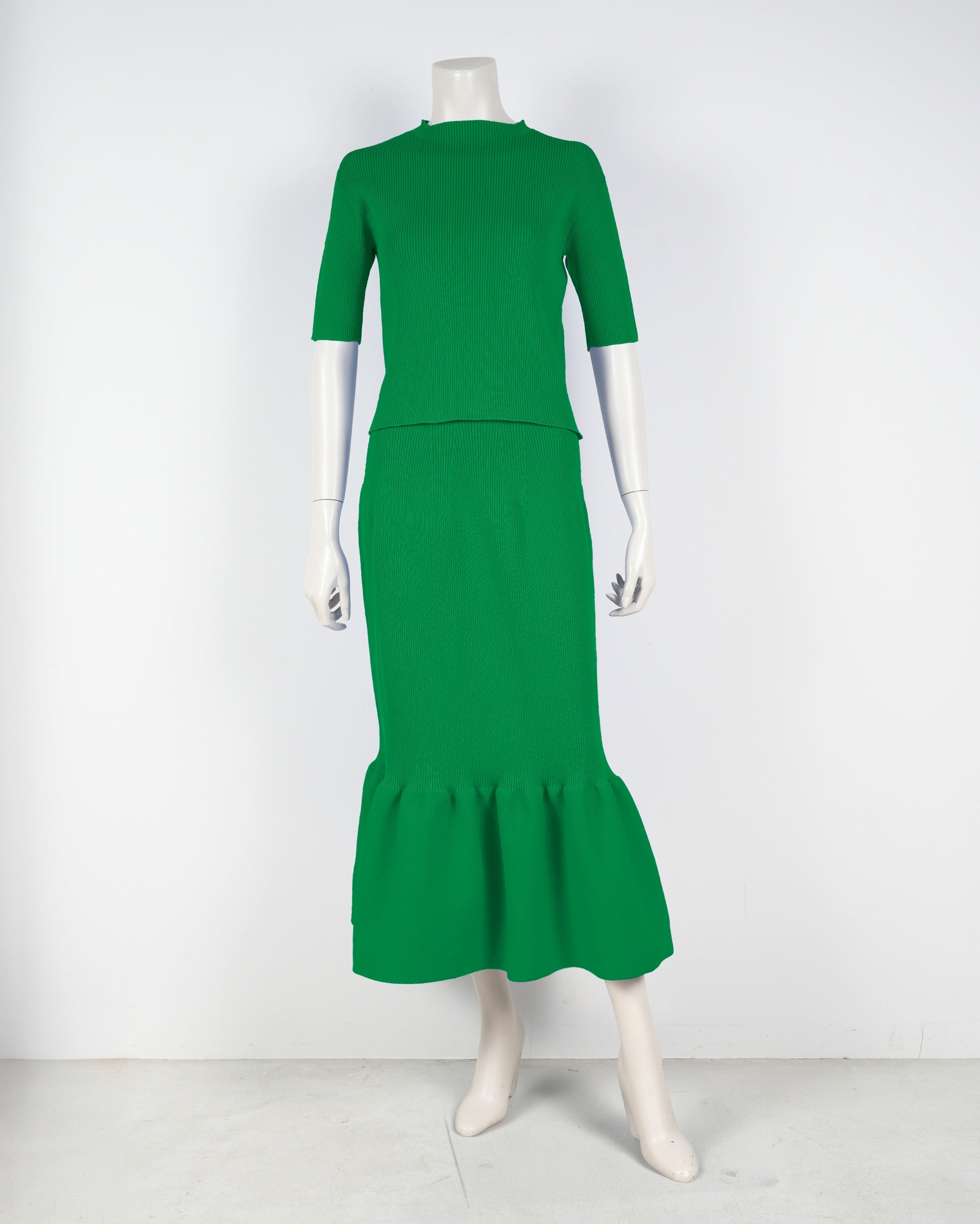 Short-sleeved pullover x mermaid skirt