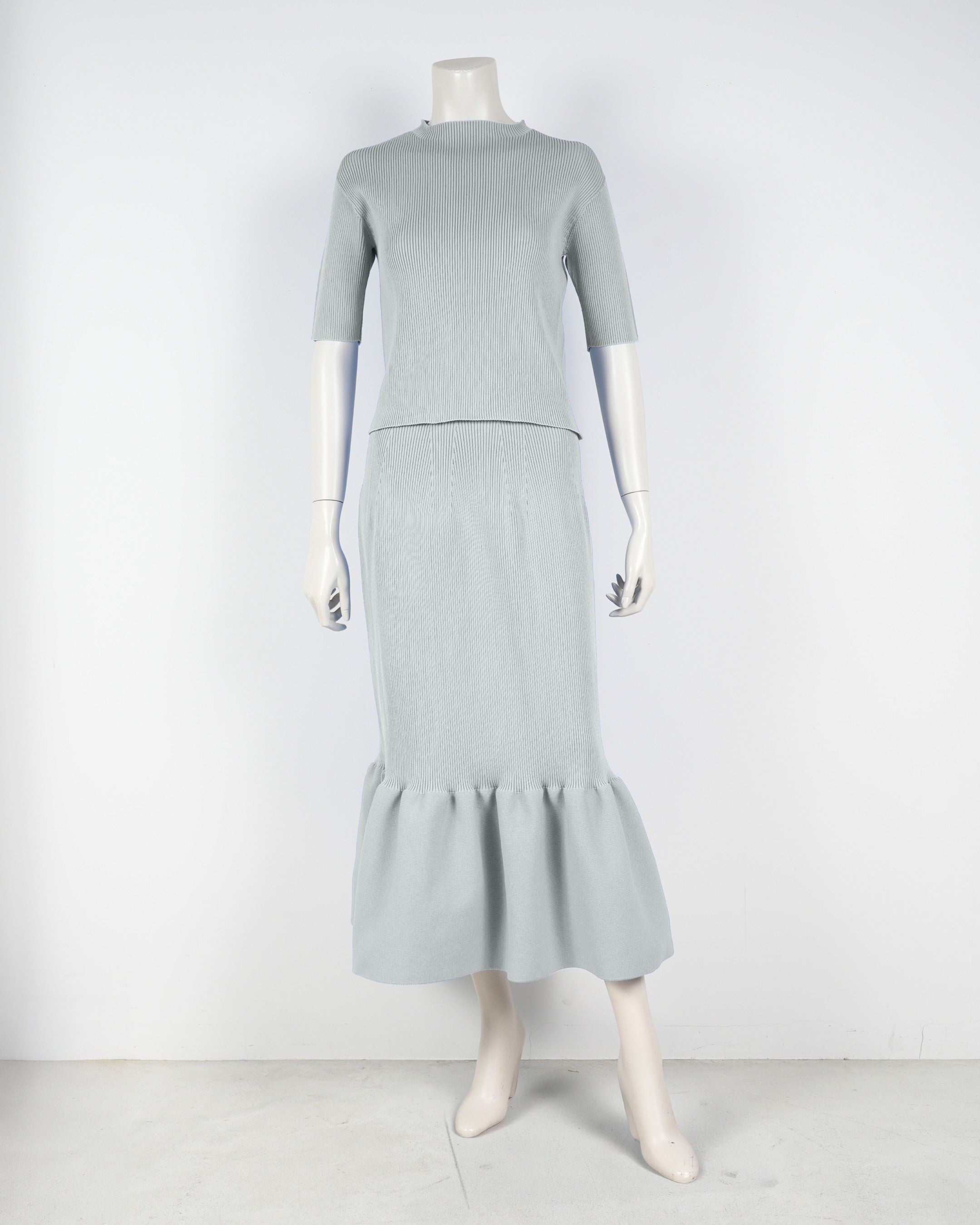 Short-sleeved pullover x mermaid skirt