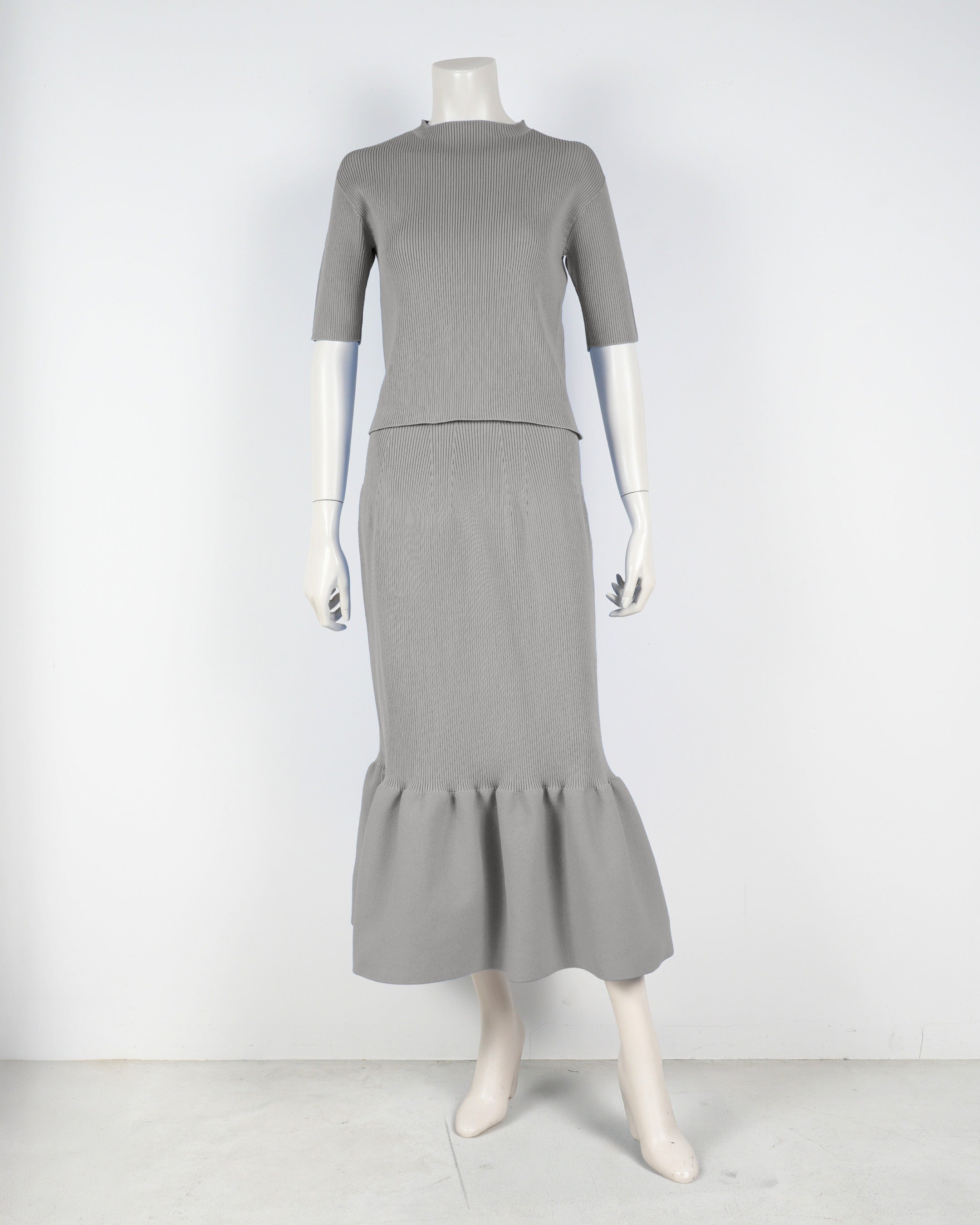 Short-sleeved pullover x mermaid skirt