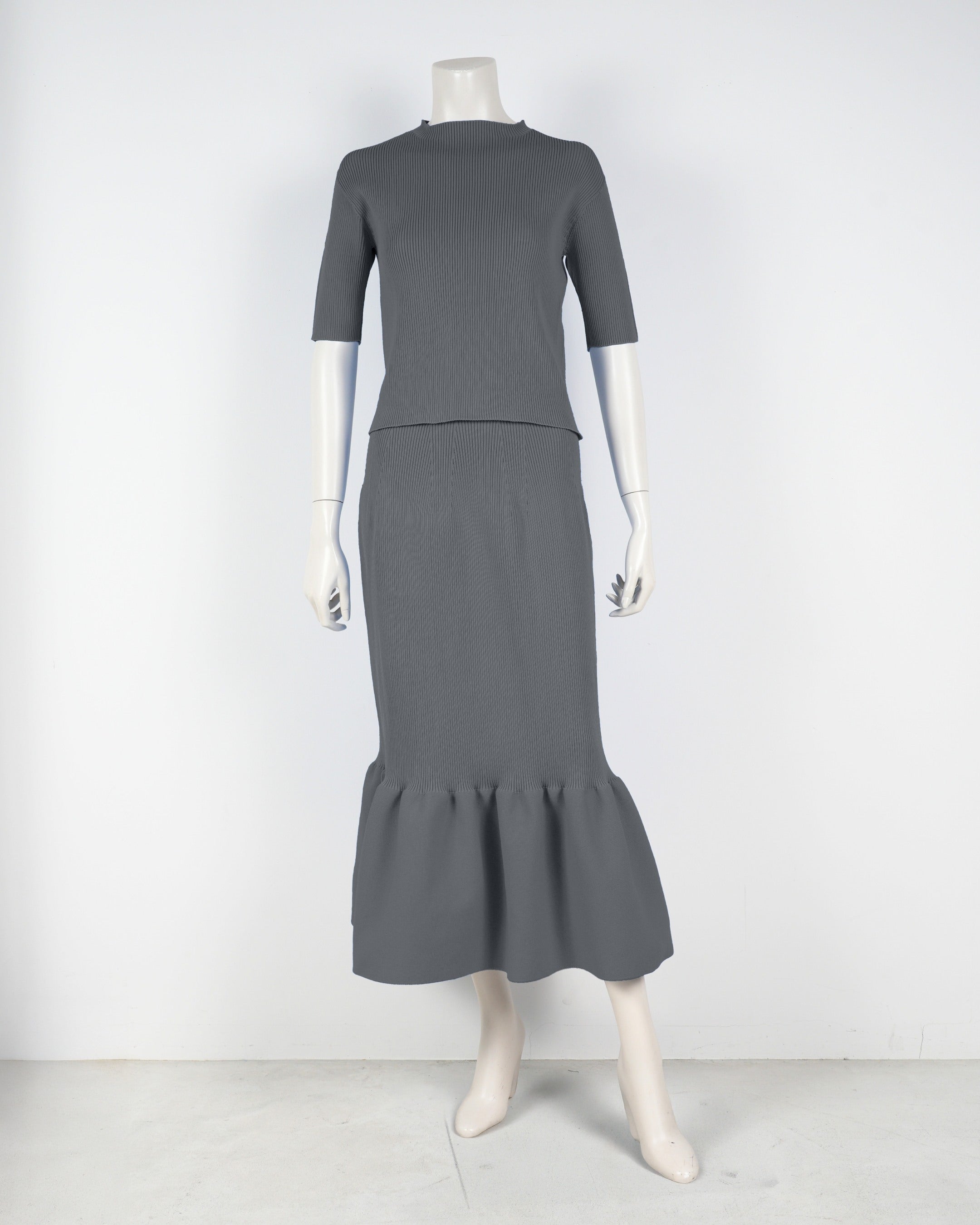 Short-sleeved pullover x mermaid skirt