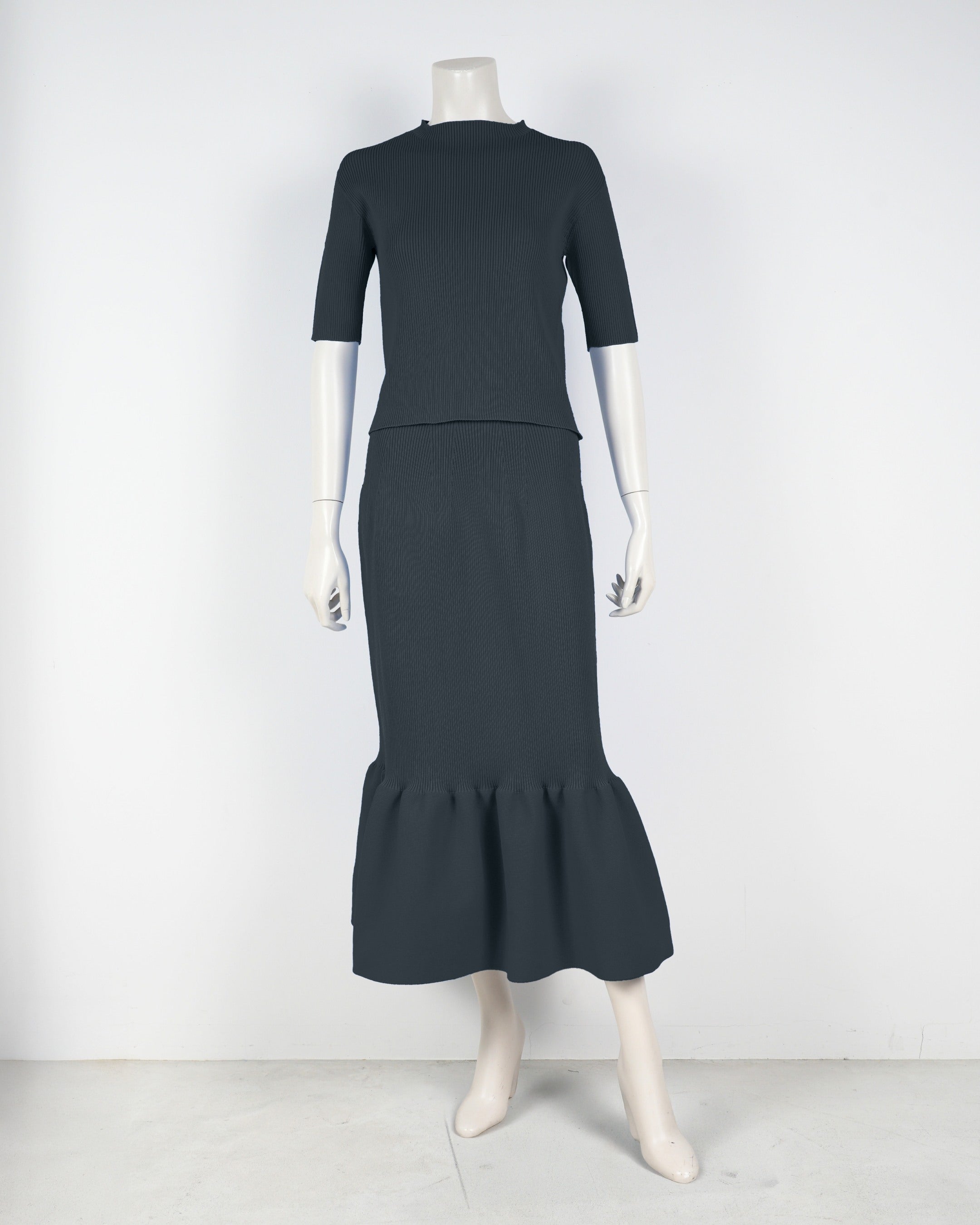 Short-sleeved pullover x mermaid skirt